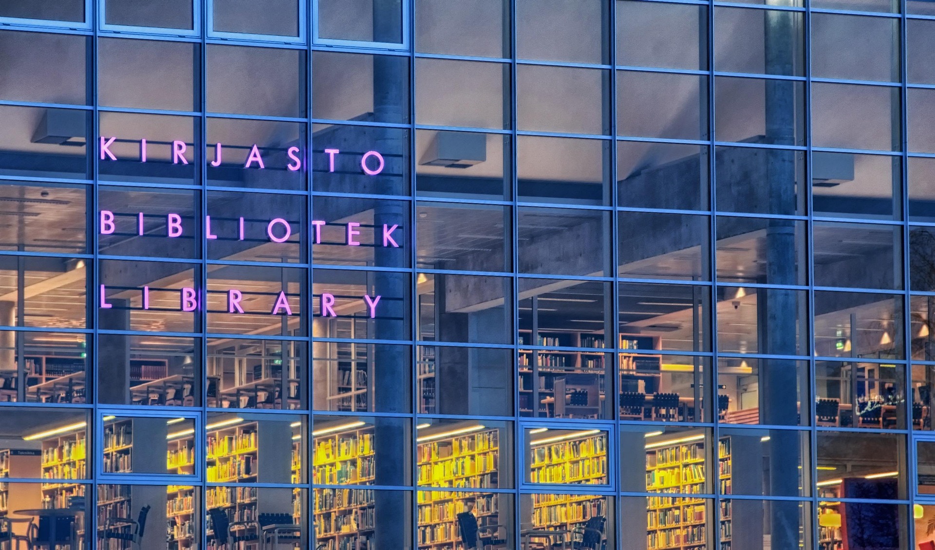 Stadtbibliothek Finnland – Öffentliche Bücherei mit Glasfront, Finnland
