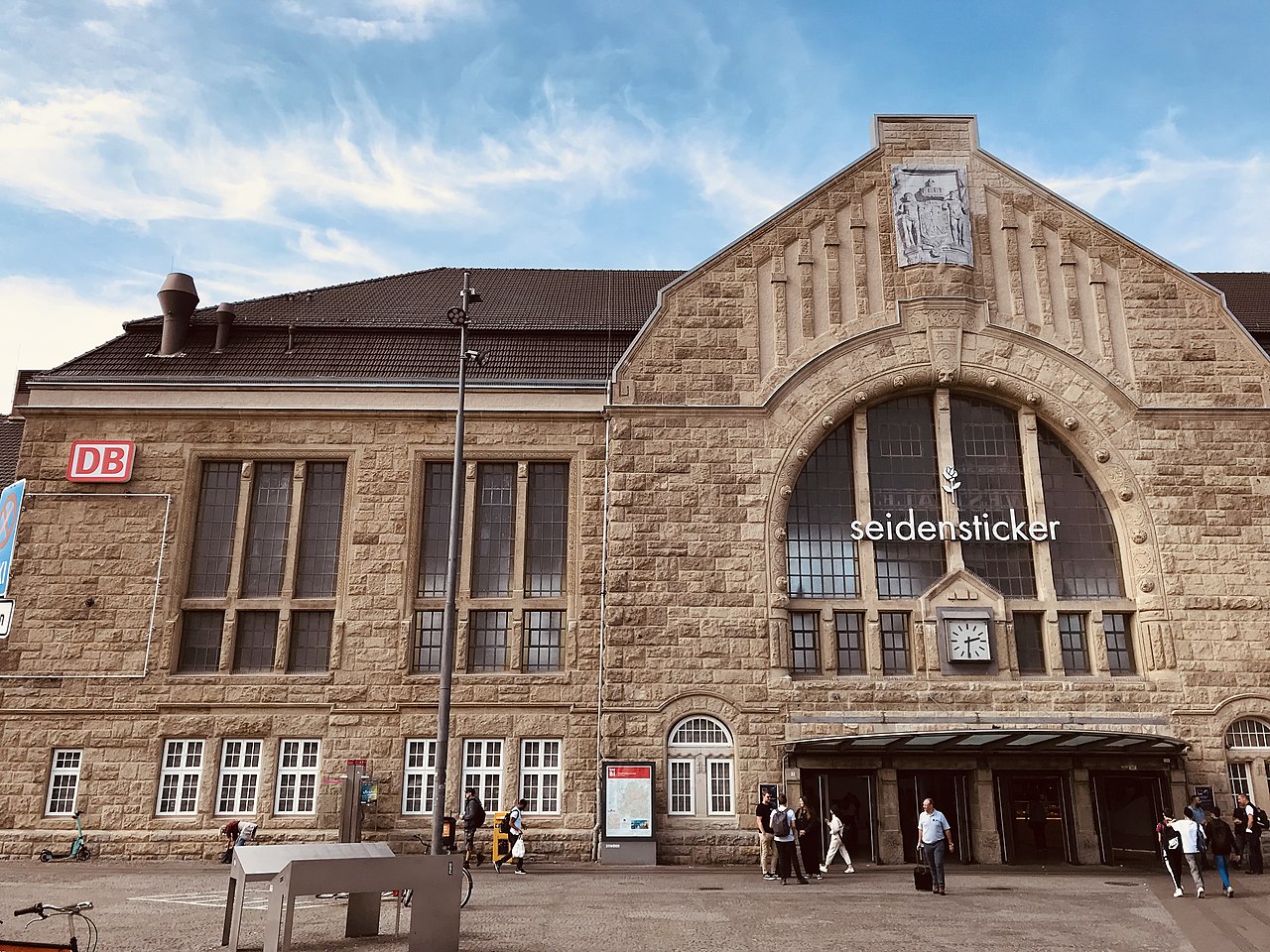 Bielefeld – Hauptbahnhof mit repräsentativem Jugendstilgebäude, Nordrhein-Westfalen, Deutschland