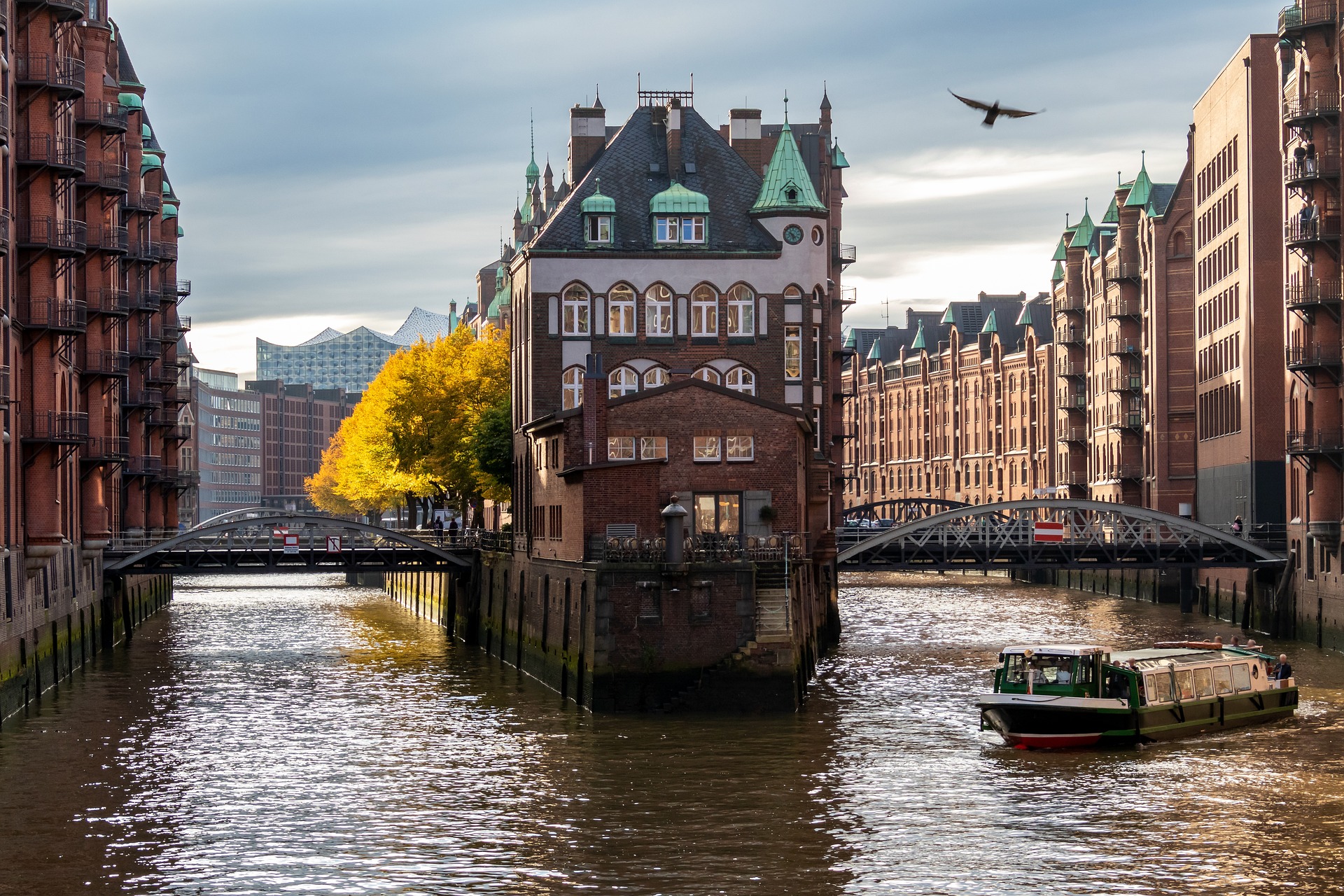 Hamburg – Speicherstadt mit roten Backsteinfassaden und Wasserwegen im UNESCO-Weltkulturerbe, Deutschland