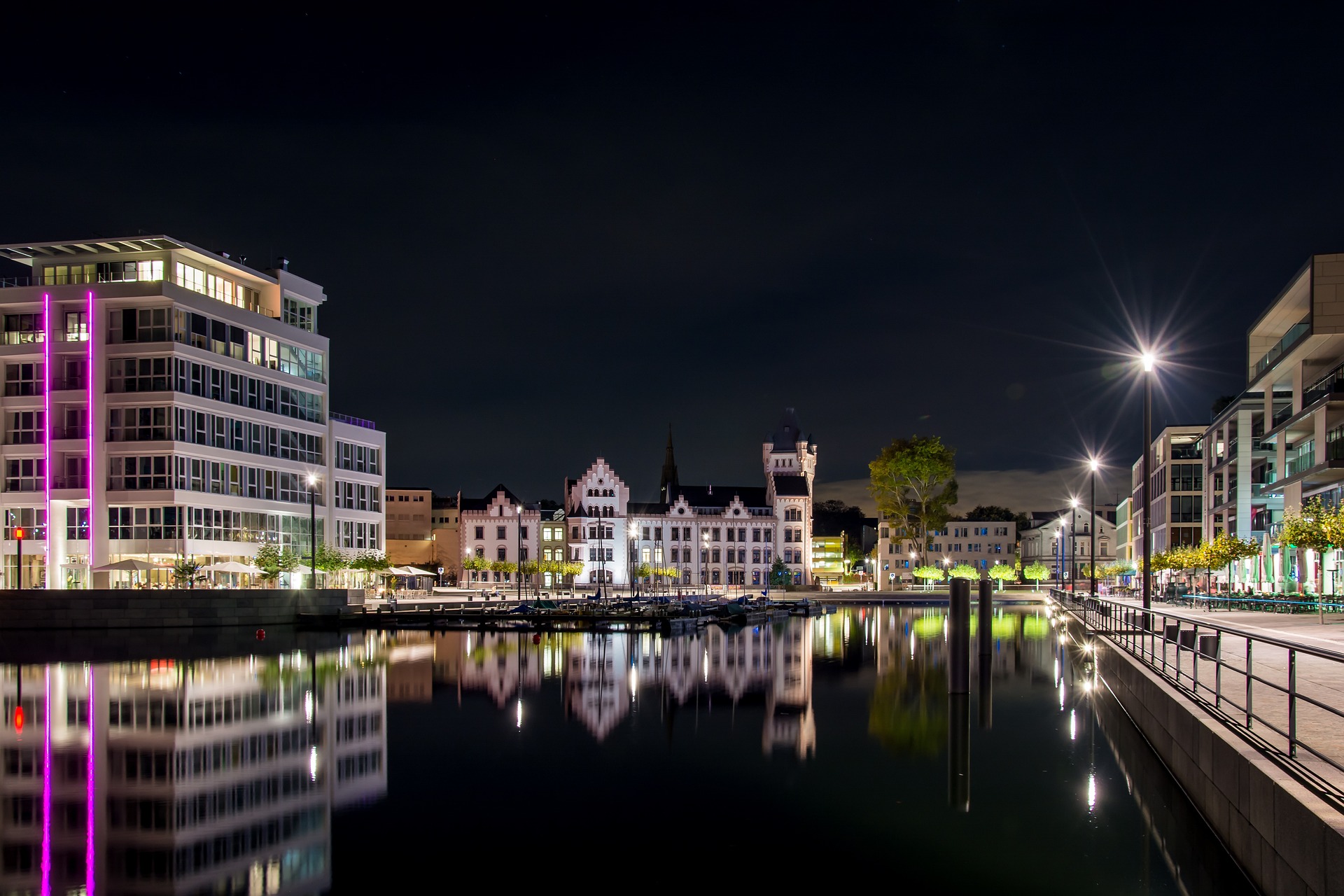 Dortmund – Phoenixsee mit modernen Wohnhäusern und Lichterreflexionen im Wasser bei Nacht, Nordrhein-Westfalen