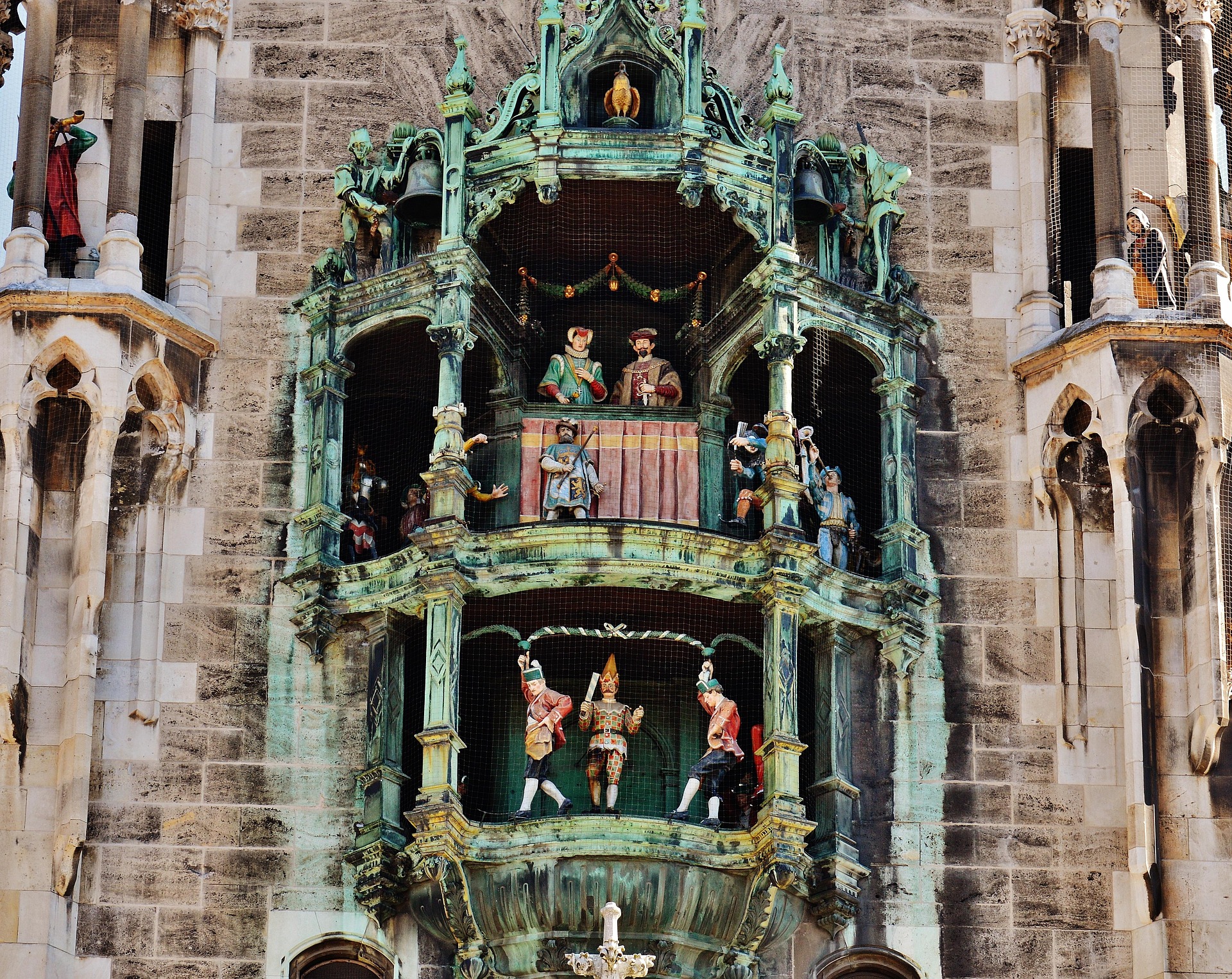 München – Das Neue Rathaus am Marienplatz mit dem berühmten Glockenspiel im Turm, Bayern