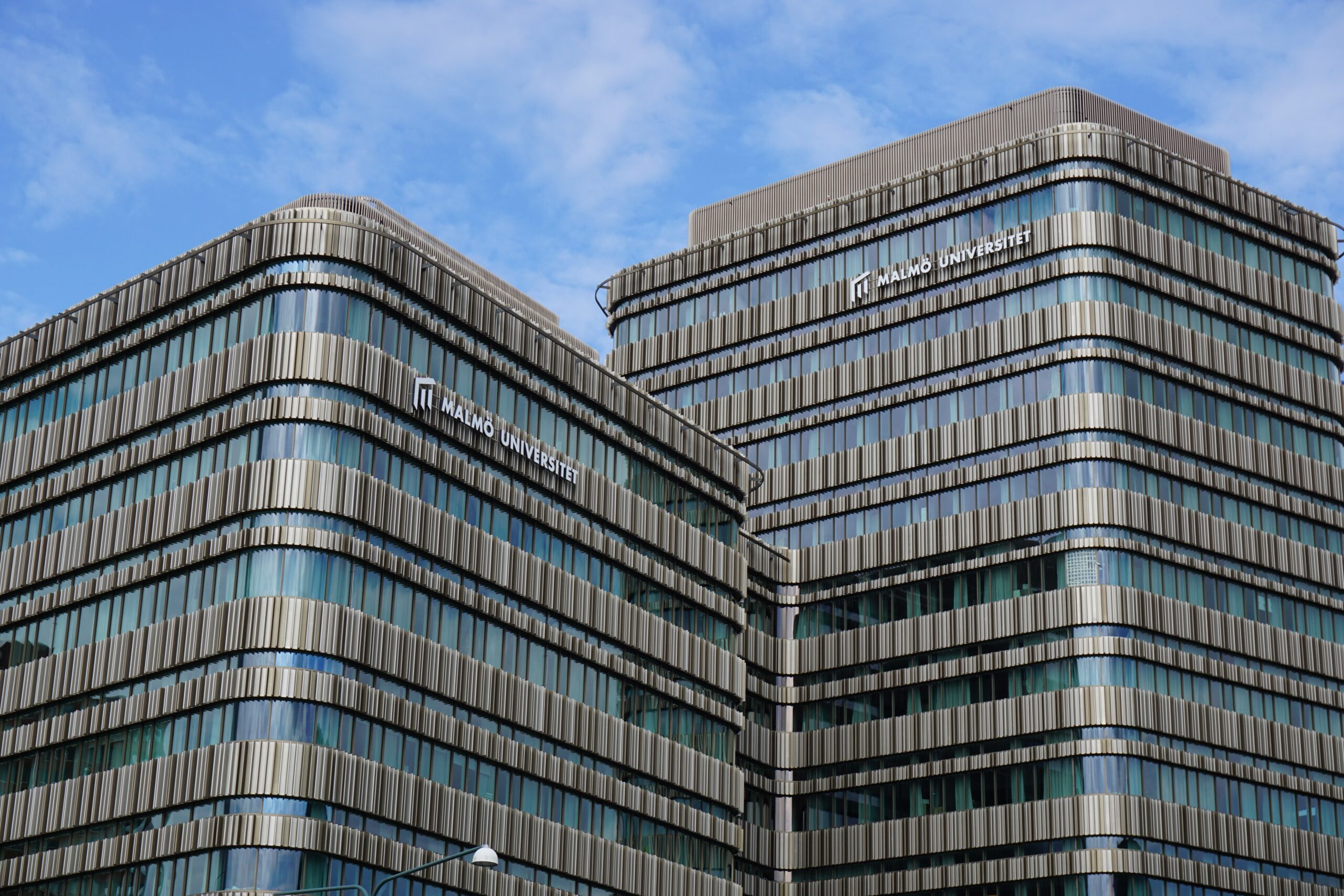 Malmö Universität – Modernes Glasgebäude auf dem Campus, Schweden