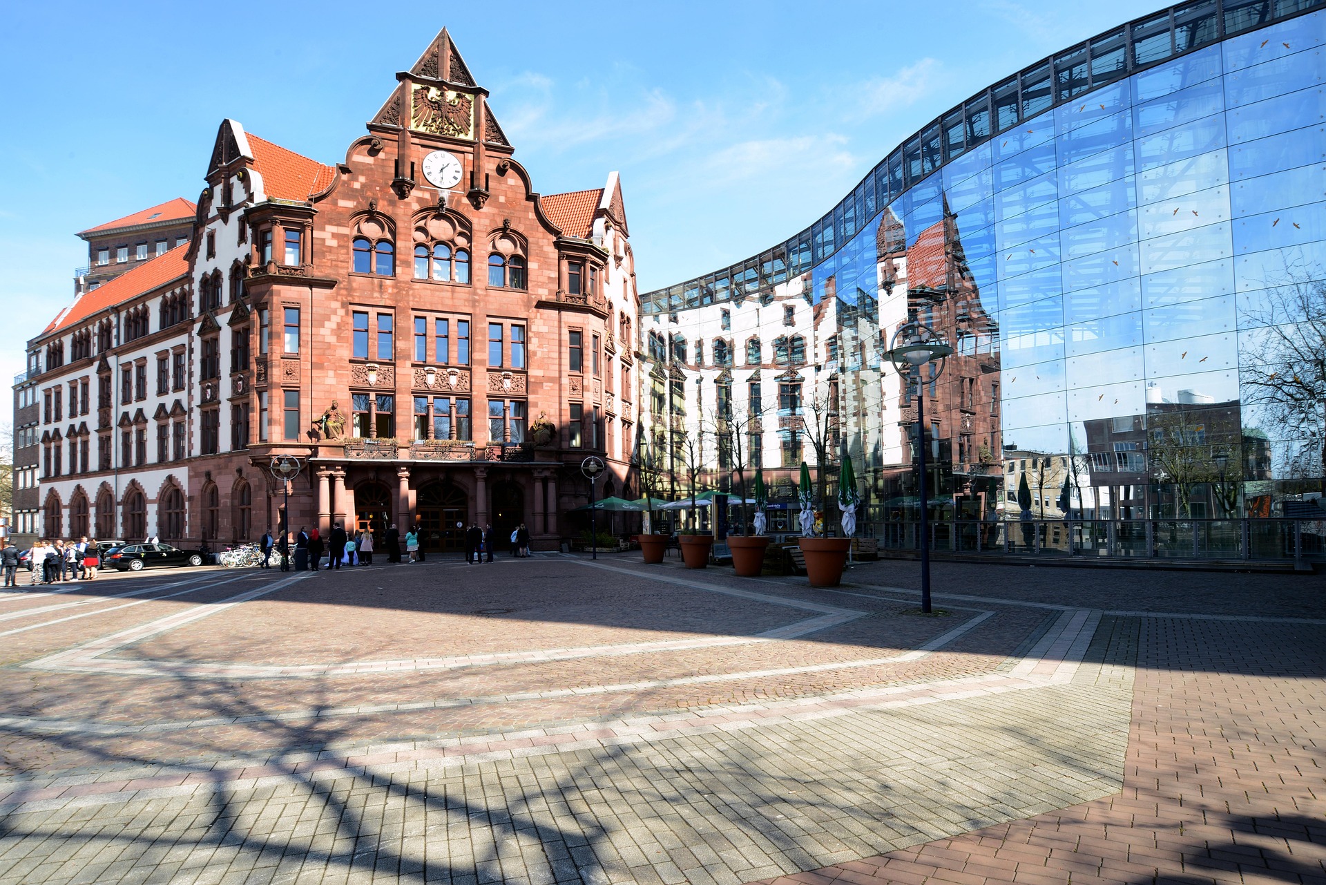 Dortmund – Berswordt-Halle aus Glas und Stahl mit Spiegelung des roten Sandstein-Stadthauses am Friedensplatz, Nordrhein-Westfalen