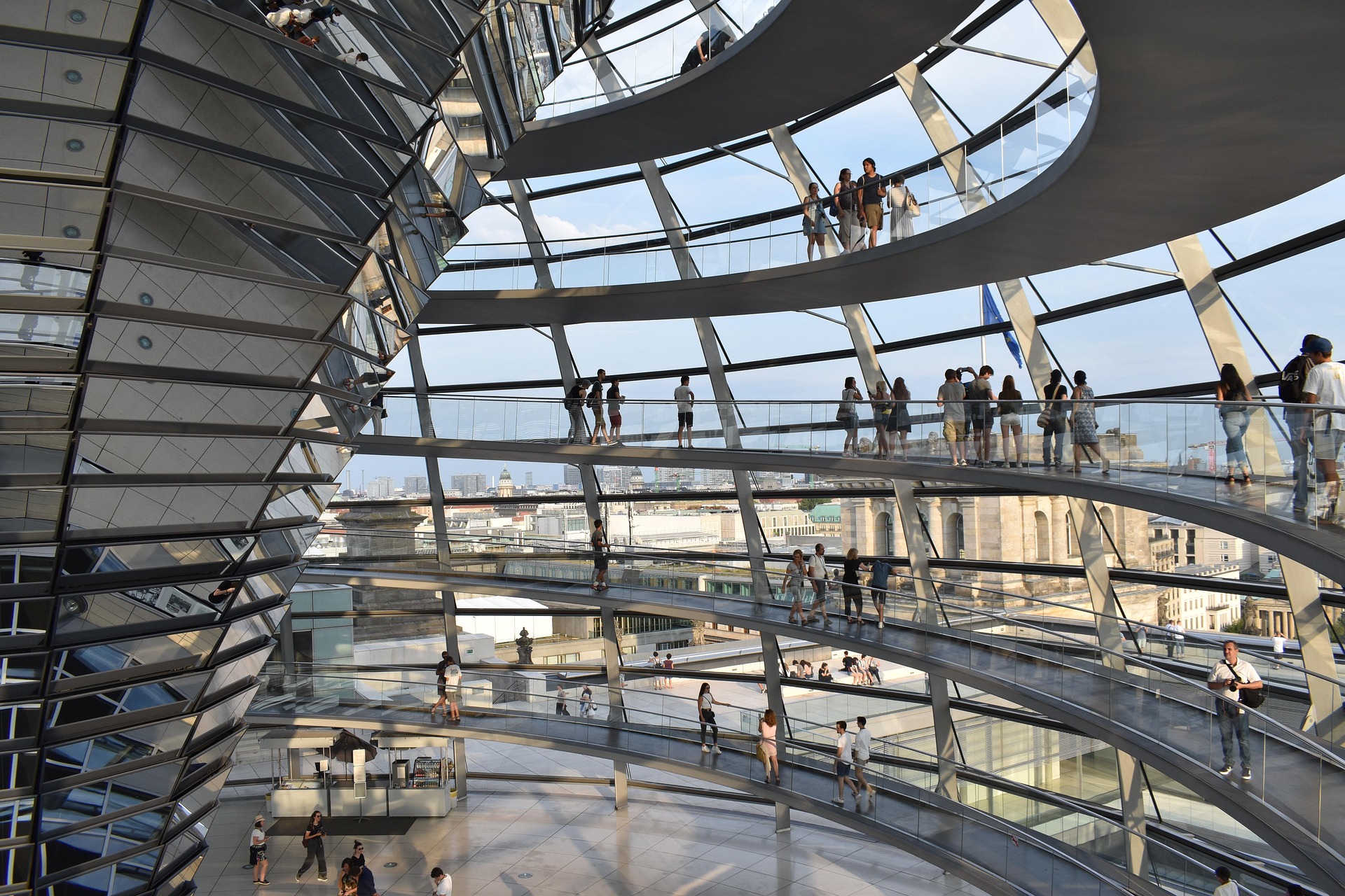Reichstagskuppel Berlin – Innenansicht der Glaskuppel mit spiralförmigen Rampen und Glastrichter, Berlin