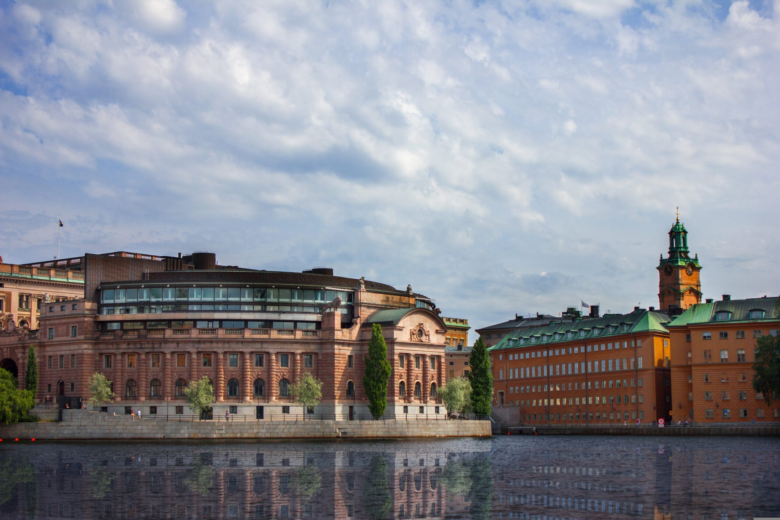 Reichstagsgebäude Schweden – Monumentales Gebäude am Norrström mit Blick auf das Stockholmer Schloss