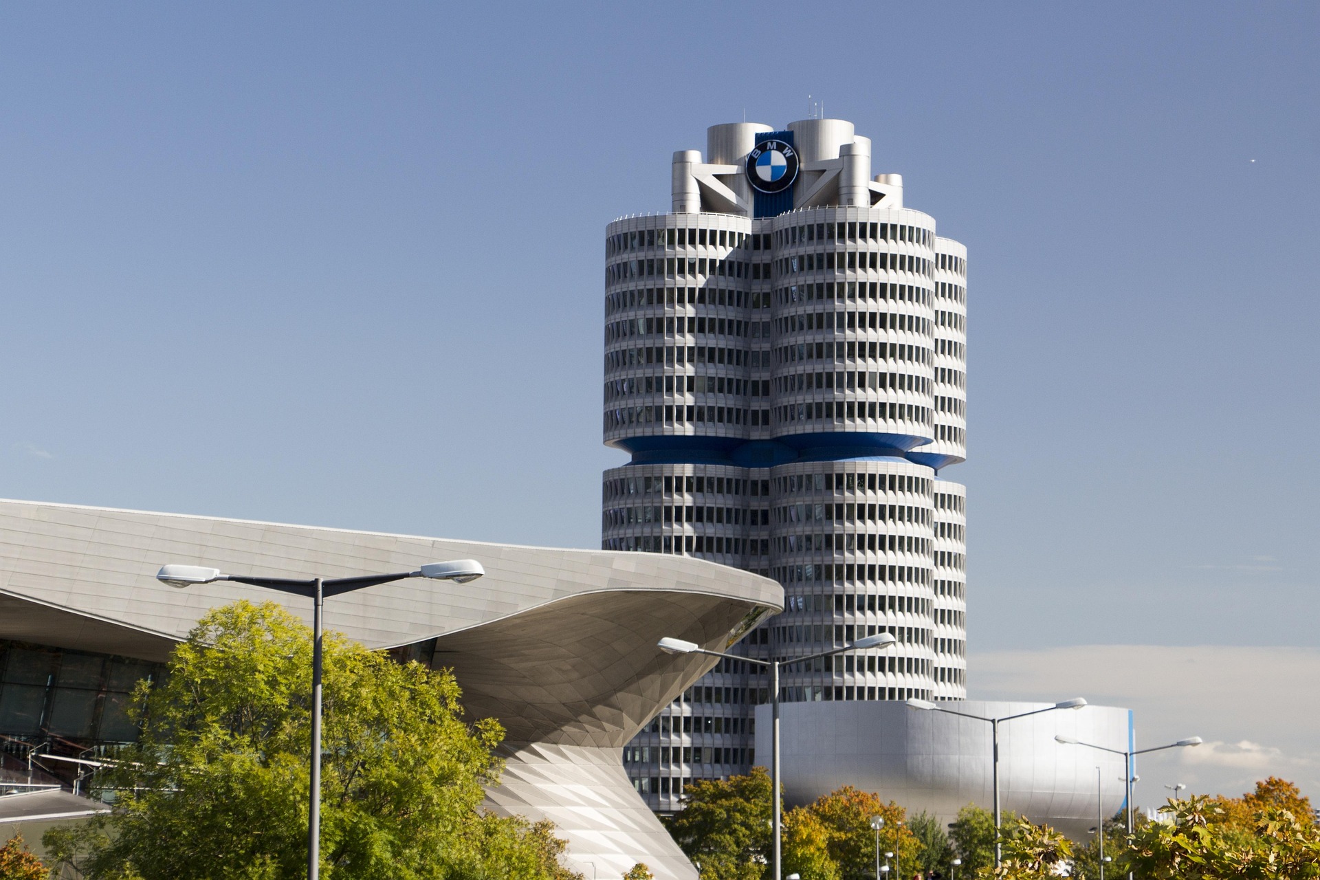 BMW-Vierzylinder München – Hauptverwaltung der BMW Group in Form von vier hängenden Zylindern, Bayern, Deutschland
