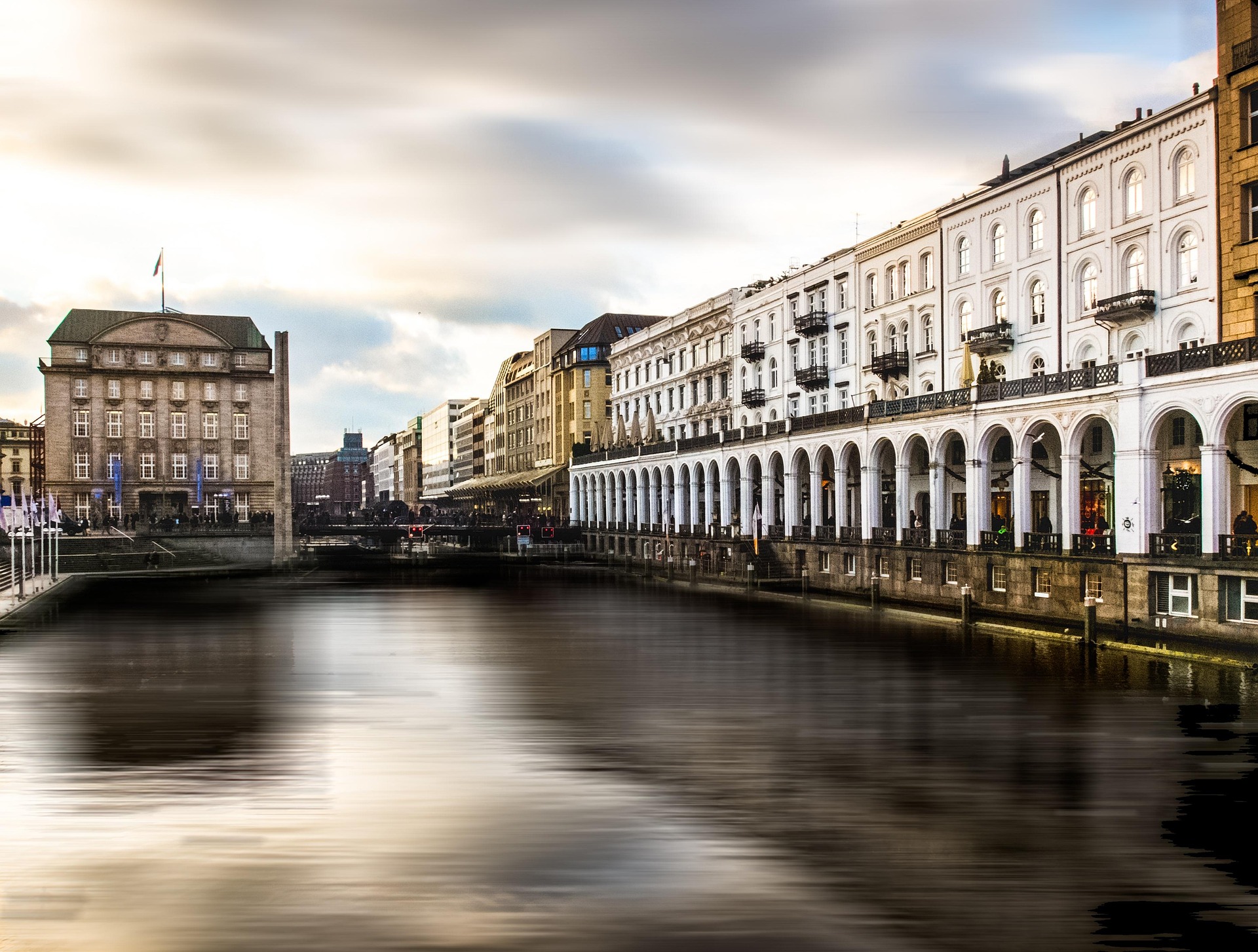 Hamburg – Wohnhäuser am Fluss, Hamburg, Deutschland