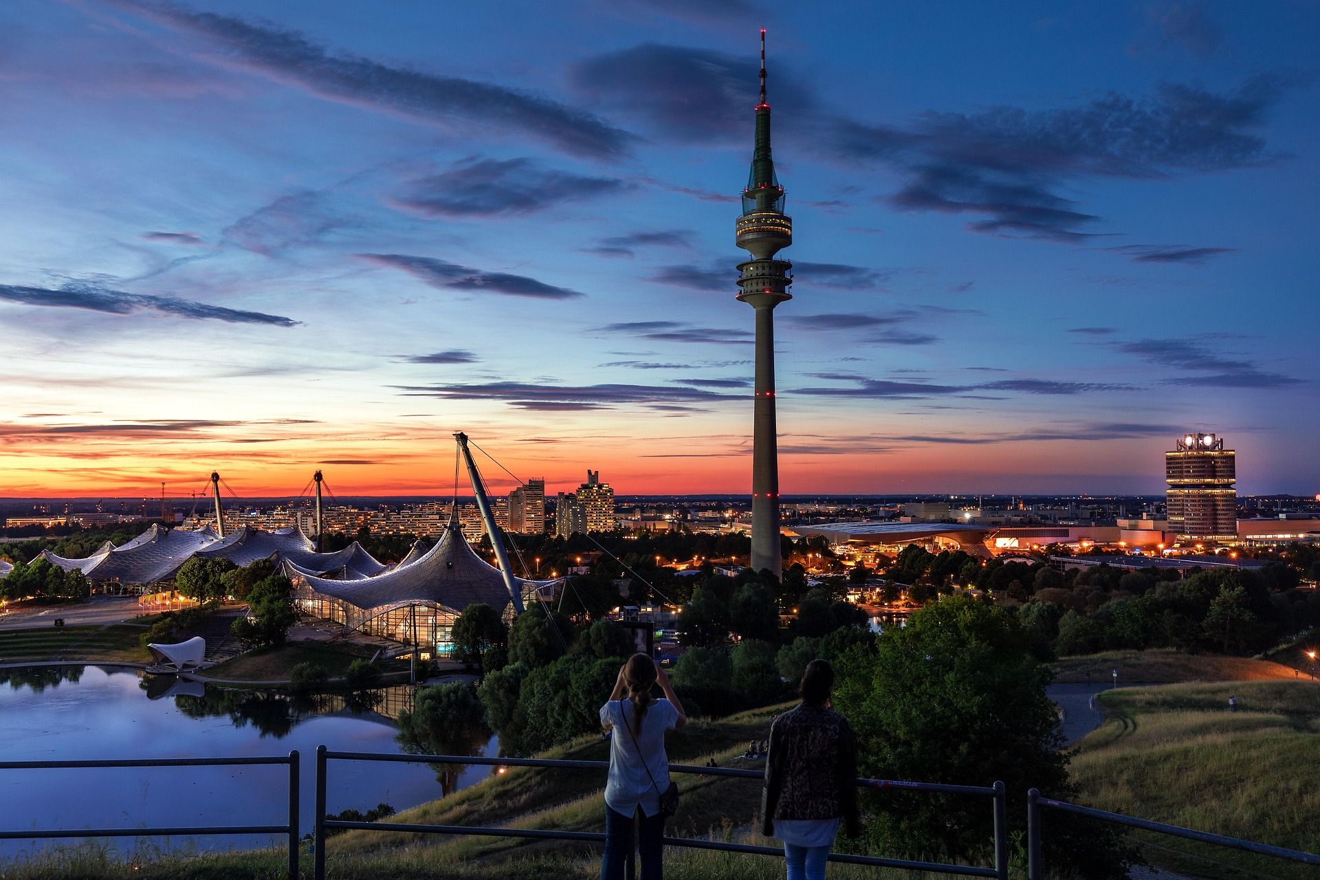 München – Olympiapark mit Seebühne und Fernsehturm bei Dämmerung, Bayern, Deutschland
