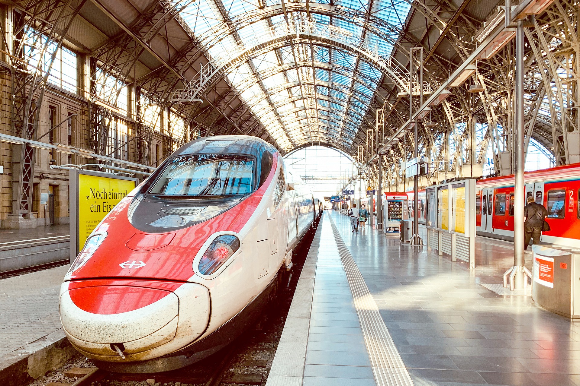 Frankfurt am Main – Hauptbahnhof mit Gleisen und Zügen, Deutschland
