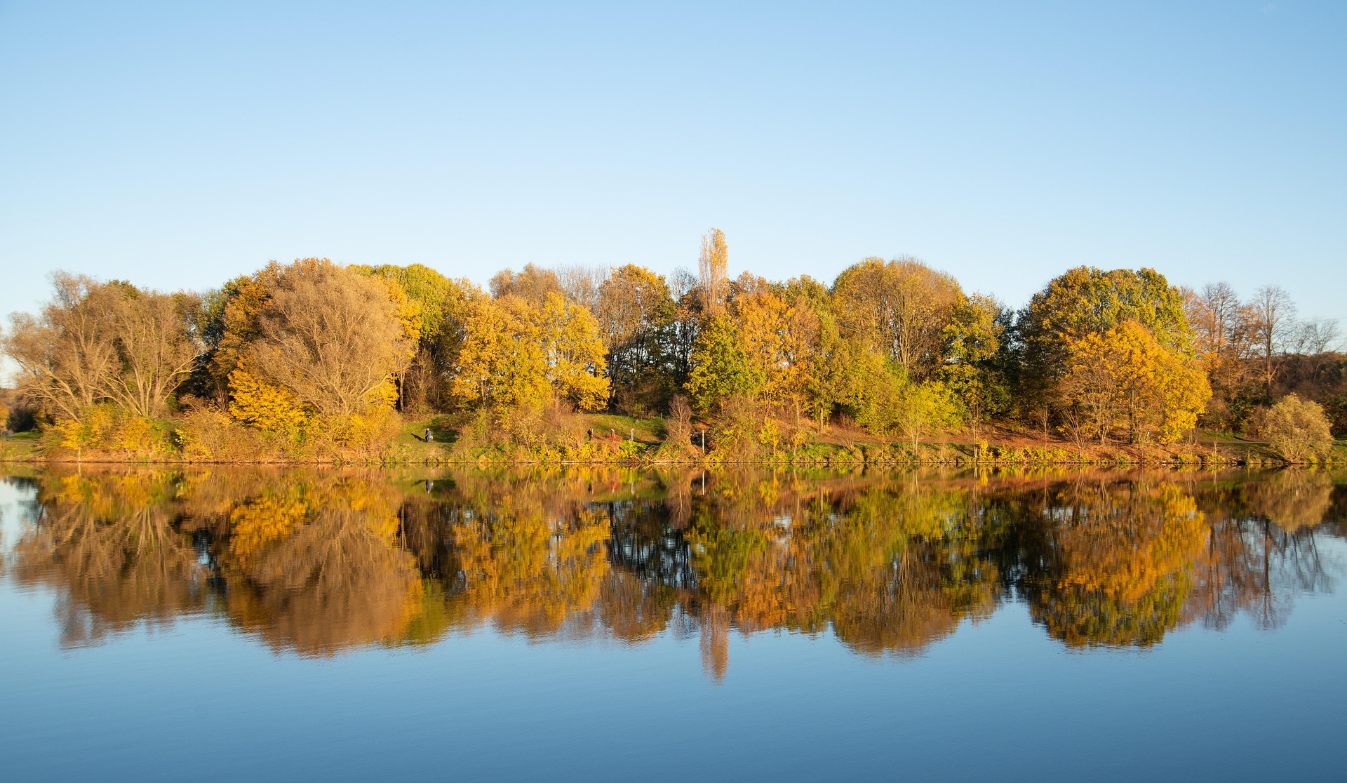 Bochum – Herbstliche Uferlandschaft mit bunten Bäumen und ruhigem Wasser, Nordrhein-Westfalen