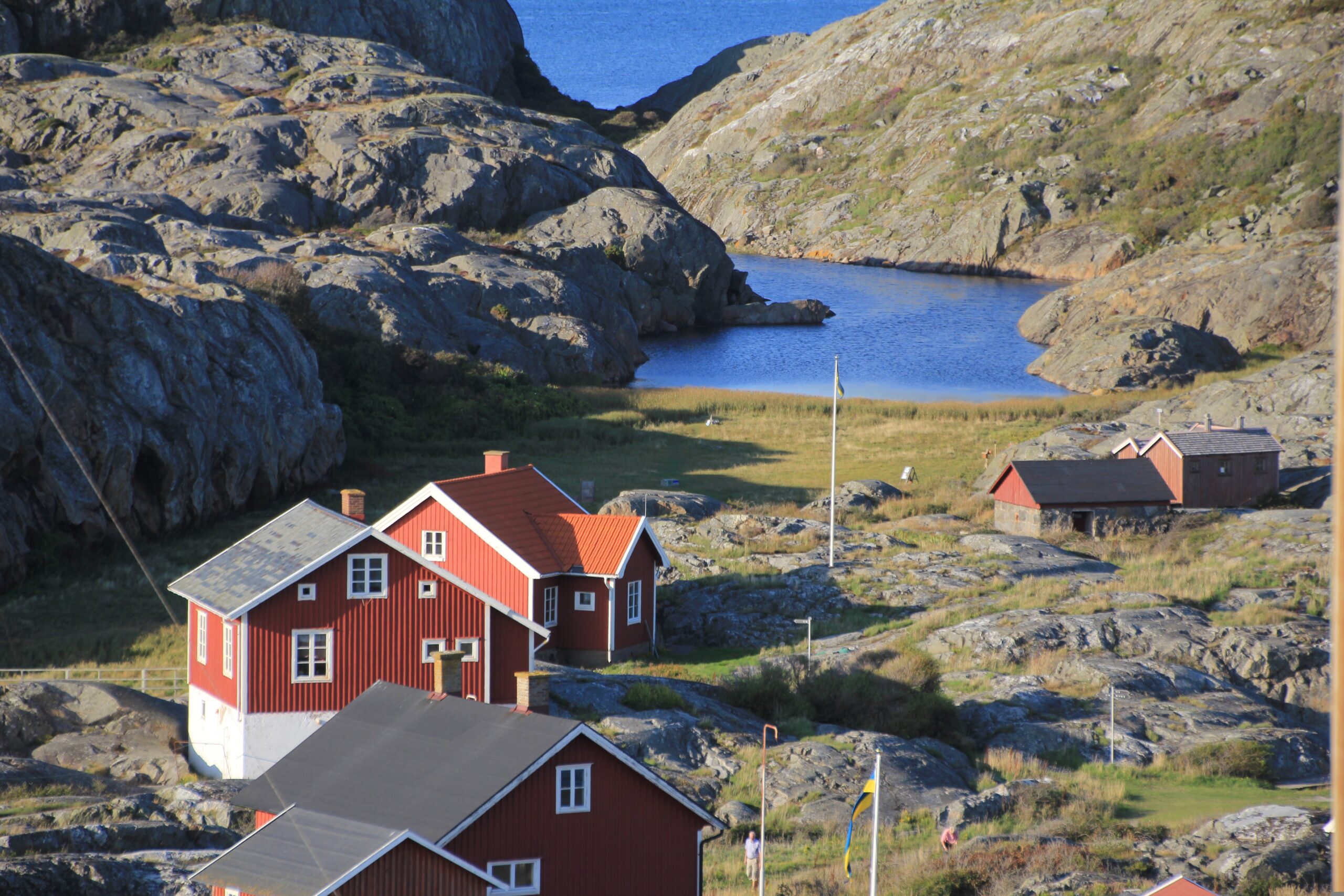 Schweden – Rote Holzhäuser mit Blick auf die Berge, Schweden