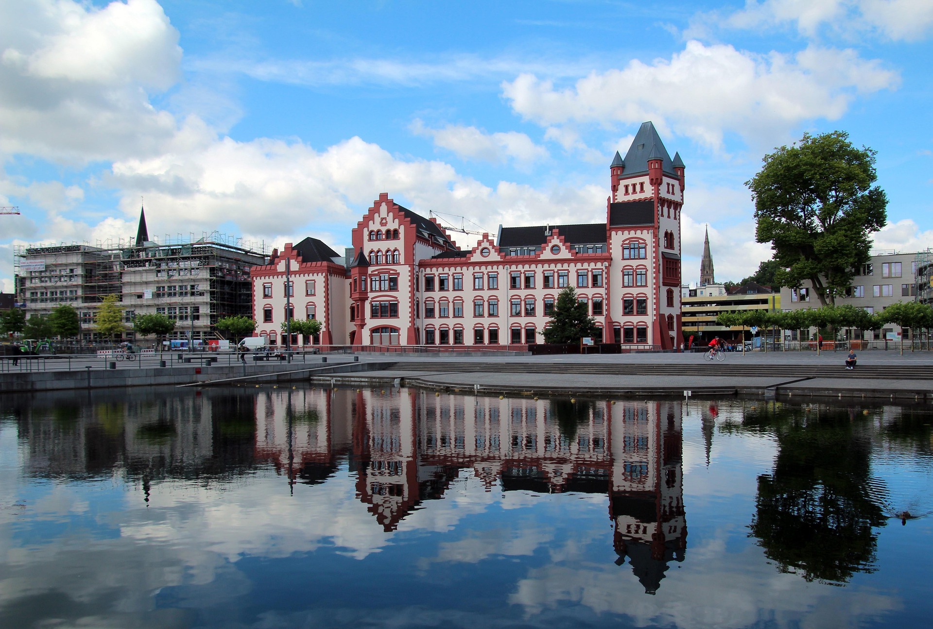 Dortmund-Hörde – Rote Gebäude am Phoenixsee mit Blick auf die historische Hörder Burg, Nordrhein-Westfalen