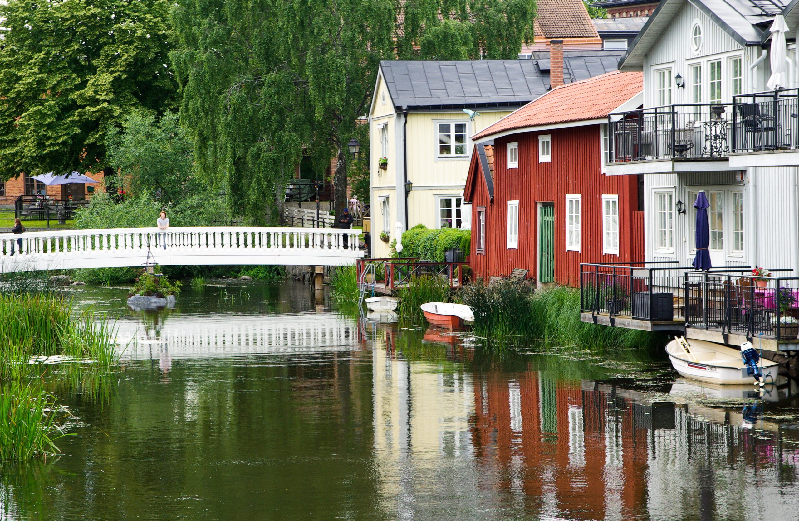 Norrtälje – Historischer Kanal mit Yachten und Ferienhäusern in Roslagen, Schweden