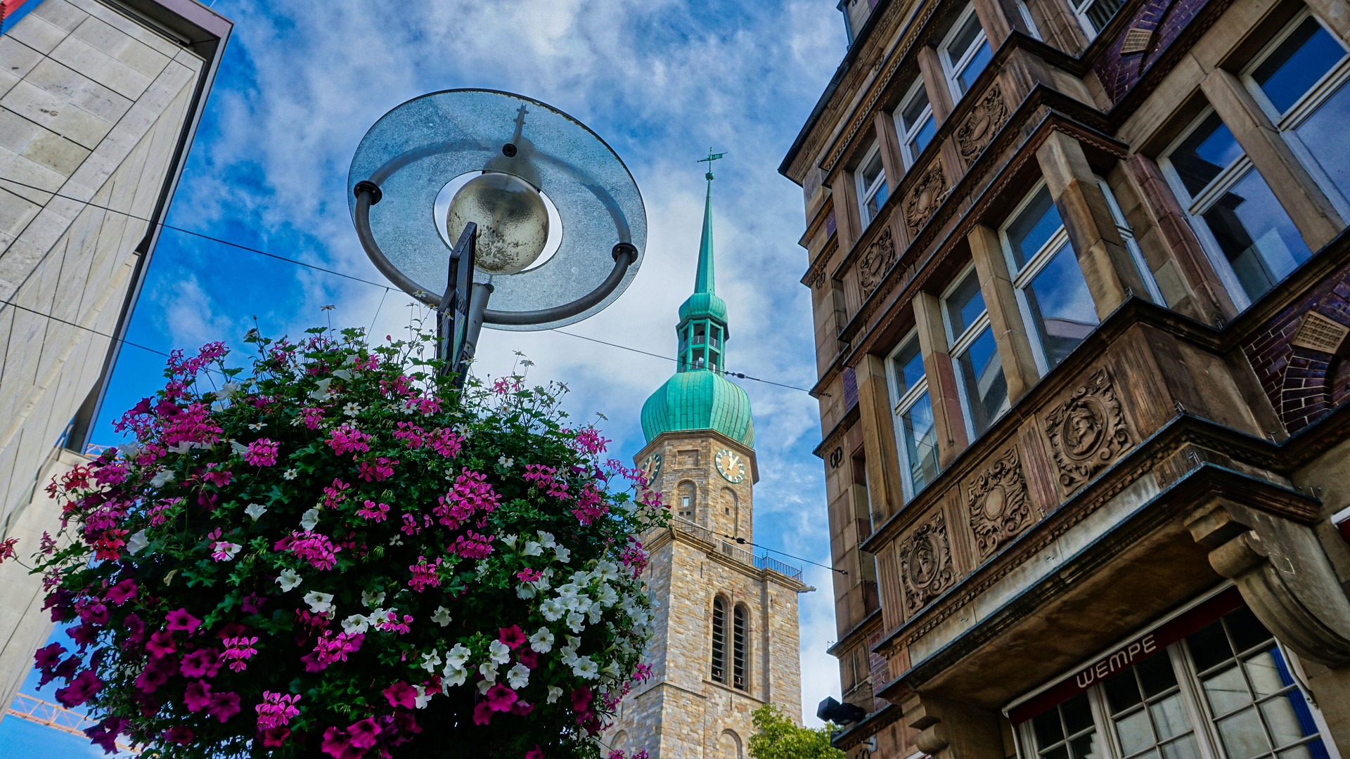 Dortmund – Gotische Sandstein-Fassade der Reinoldikirche, Wahrzeichen der Stadt mit dem markanten, schiefen Turm, Nordrhein-Westfalen, Deutschland
