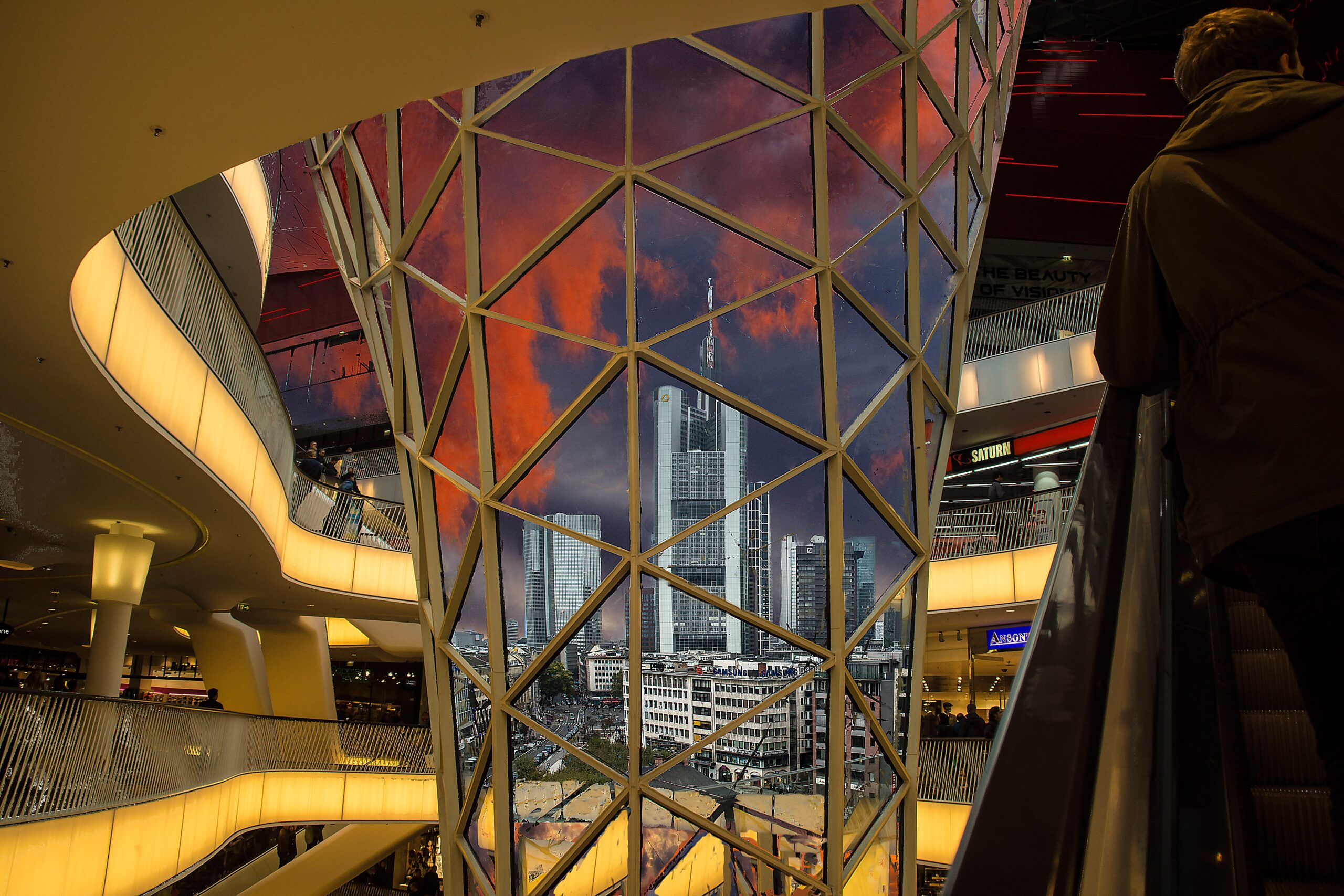 Frankfurt am Main – Zeitgenössische Architektur mit Spiegelungen und Shopping-Möglichkeiten, Deutschland