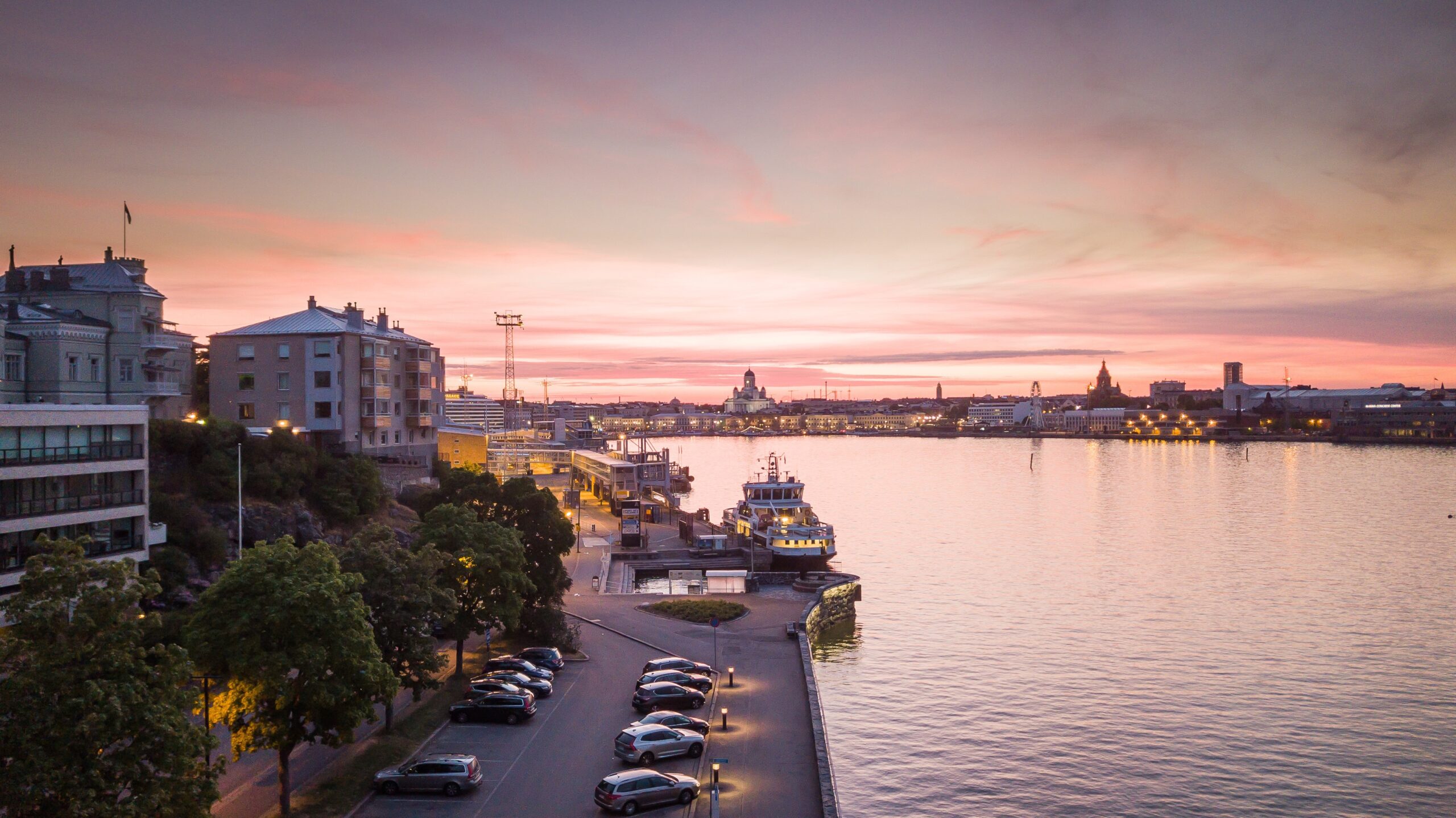 Rosafarbener Sonnenuntergang über Helsinki – Schiffe auf dem Fluss, Finnland