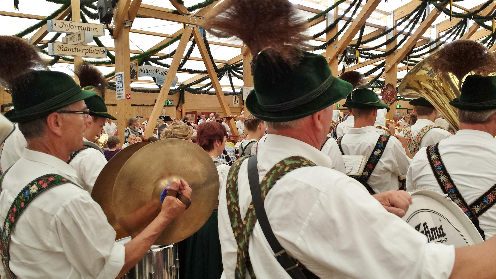 Oktoberfest München – Trachtenumzug mit Blaskapelle und marschierenden Männern in Lederhosen, Bayern, Deutschland