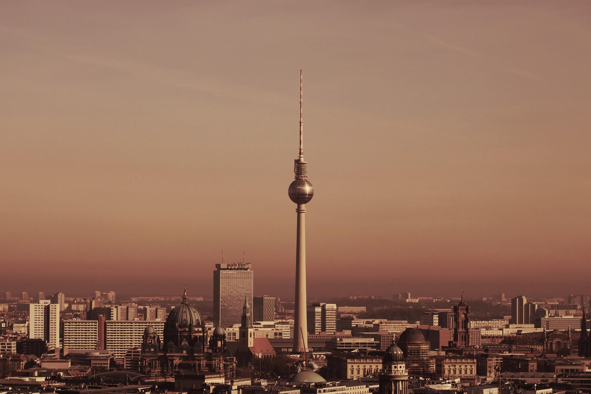 Berlin – Fernsehturm und Skyline im Morgenlicht