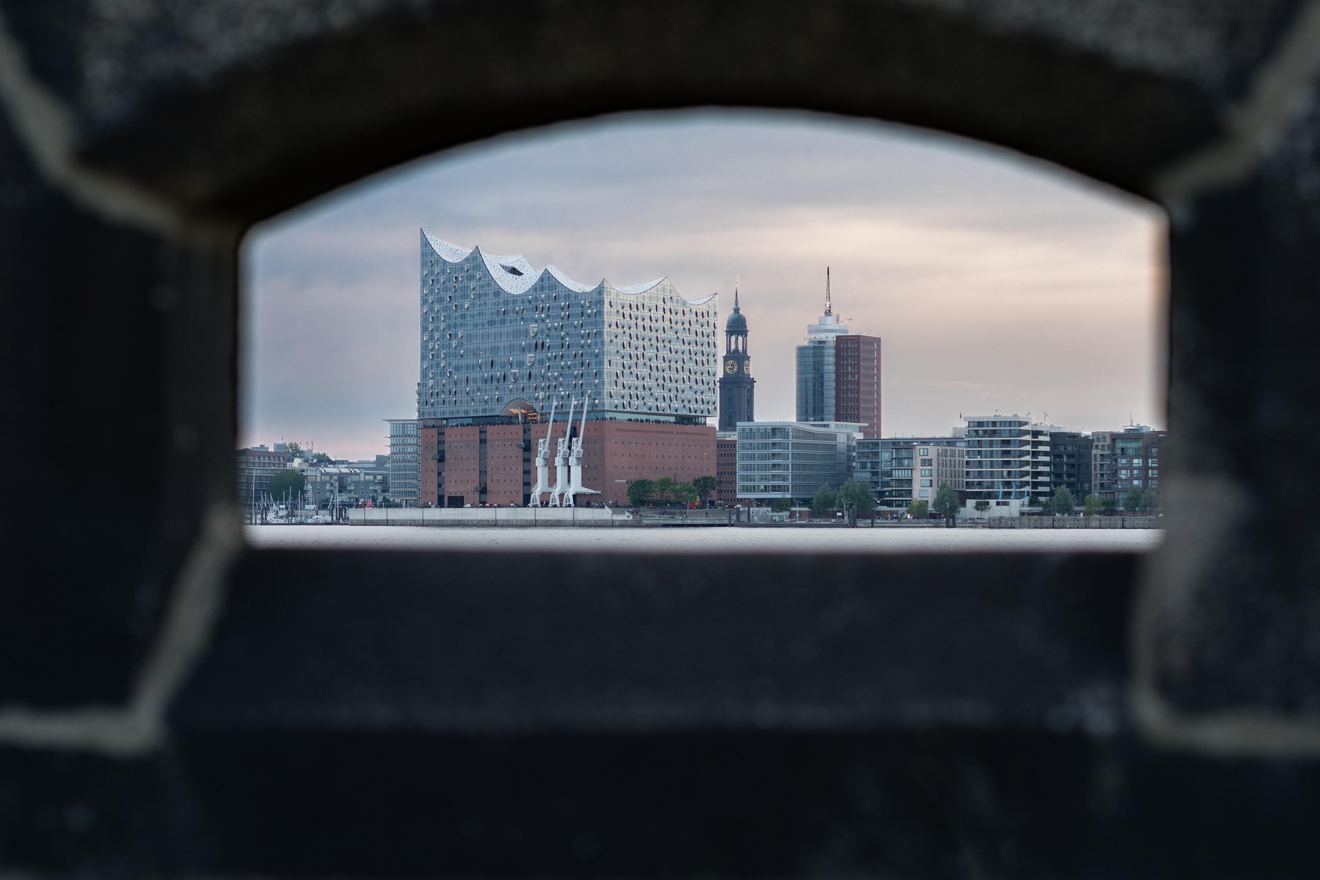 Hamburg – Elbphilharmonie am Hafen mit Elbe und Landungsbrücken, Hansestadt, Deutschland