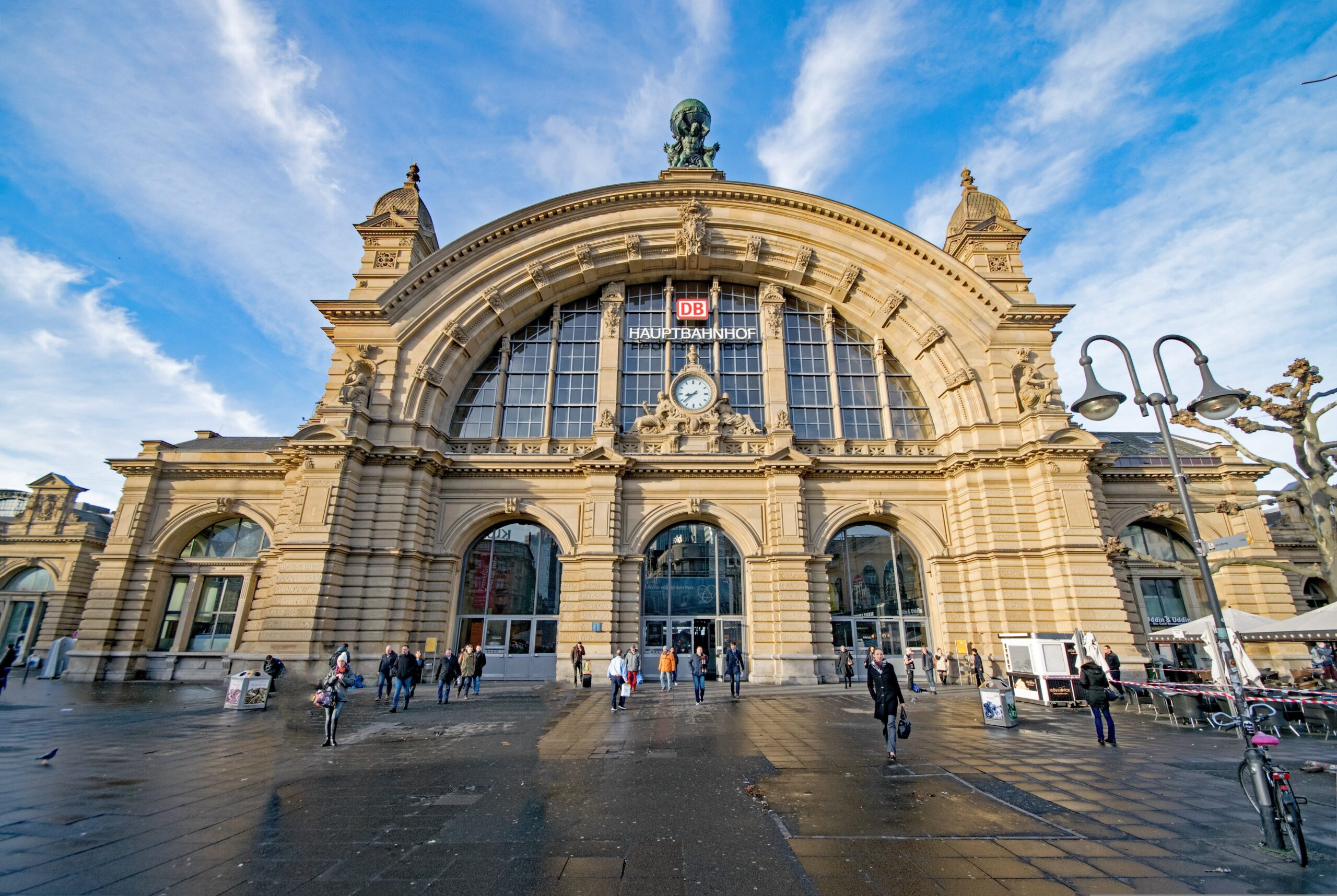 Frankfurt am Main – Hauptbahnhof mit historischer Empfangshalle und markanter Fassade, Hessen, Deutschland