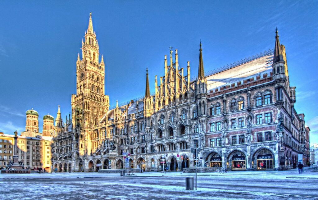 Rathaus im Winter – Historisches Gebäude mit Schnee und verschneitem Vorplatz, München, Deutschland