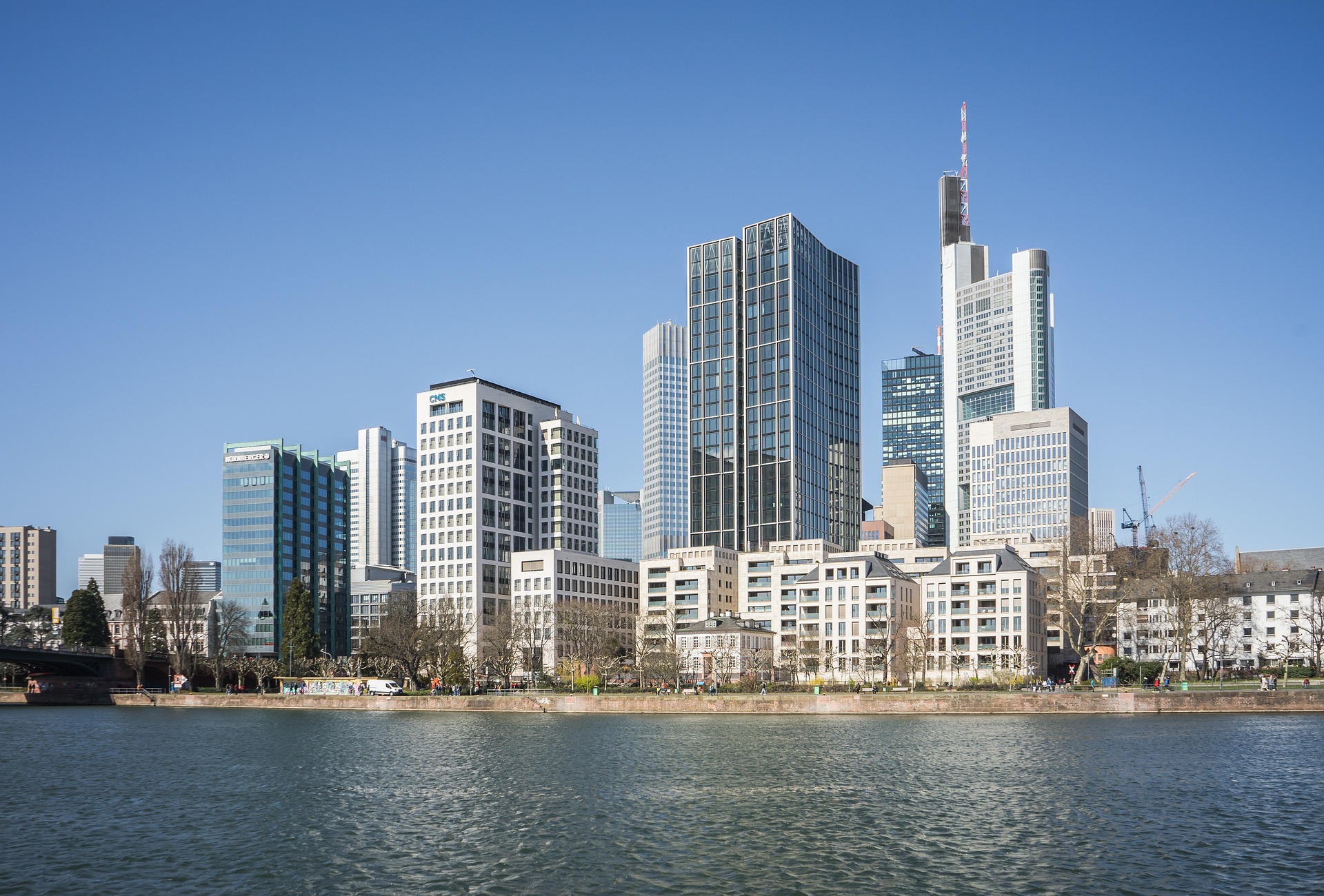 Frankfurt am Main – Skyline mit Wolkenkratzern am Mainufer, Hessen, Deutschland