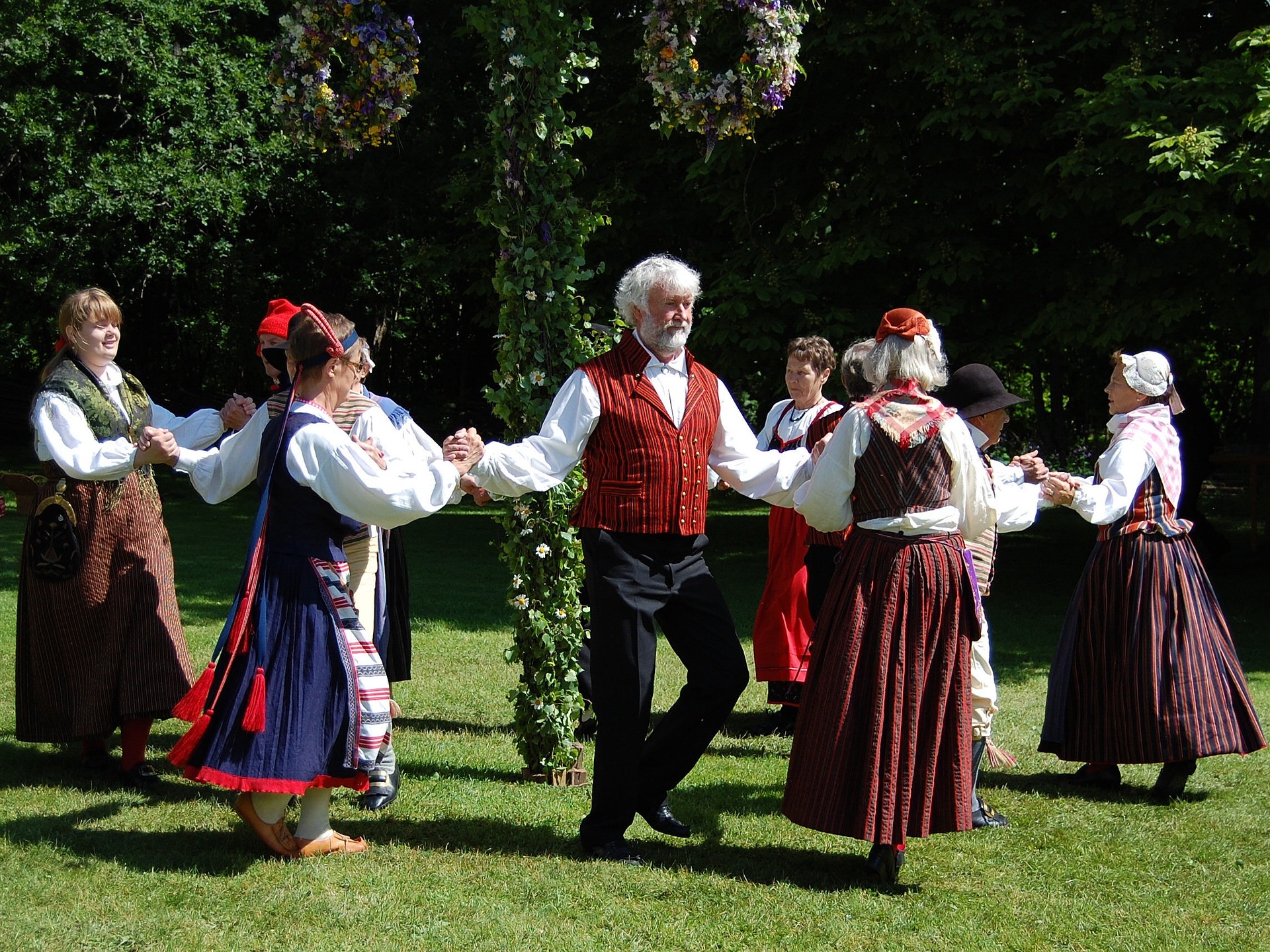 Mittsommer in Schweden – Volkstanz um den Maibaum mit Trachten, Schweden
