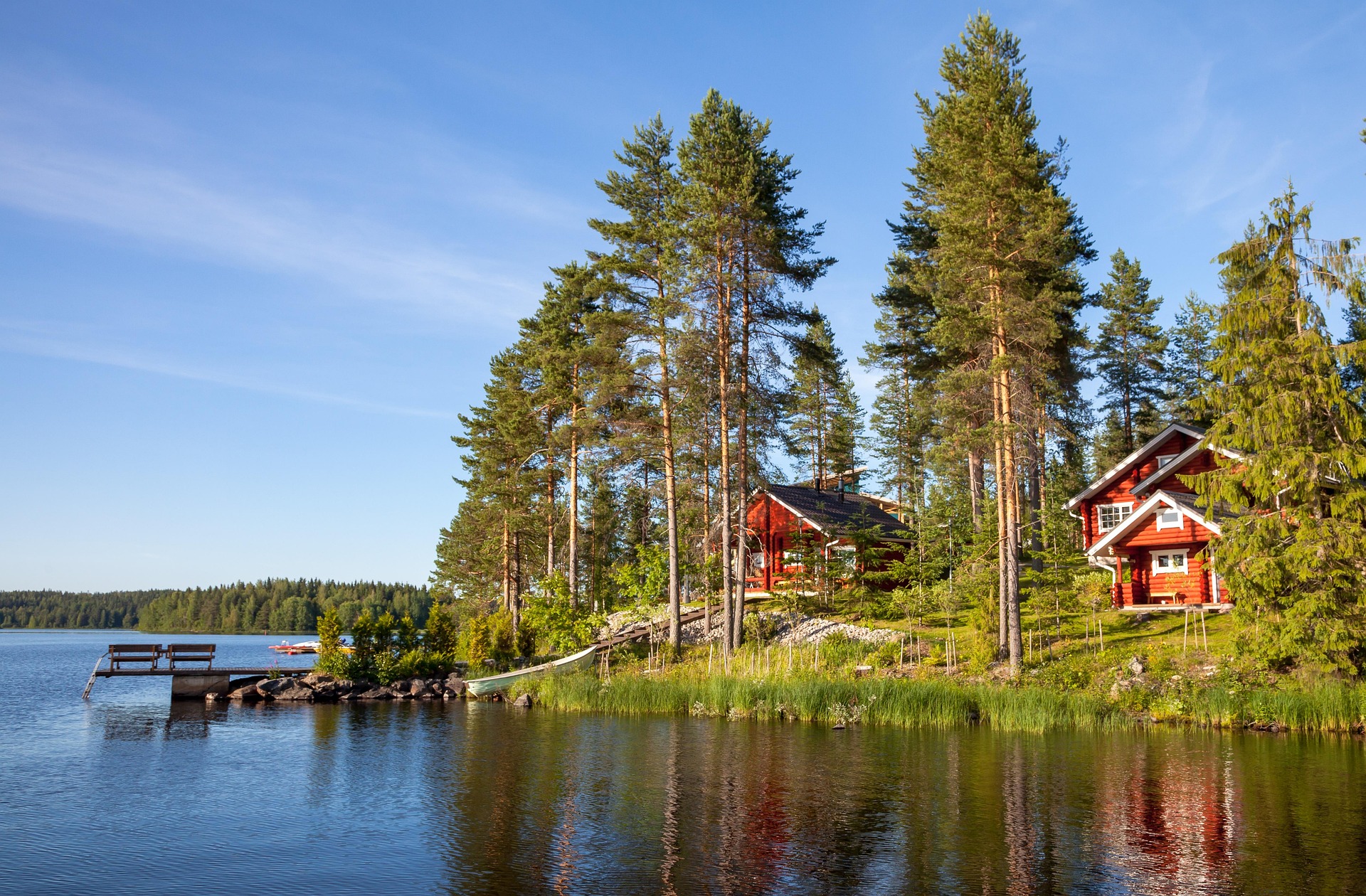 Idyllische Sommerhäuser am Ufer im Wald, Finnland