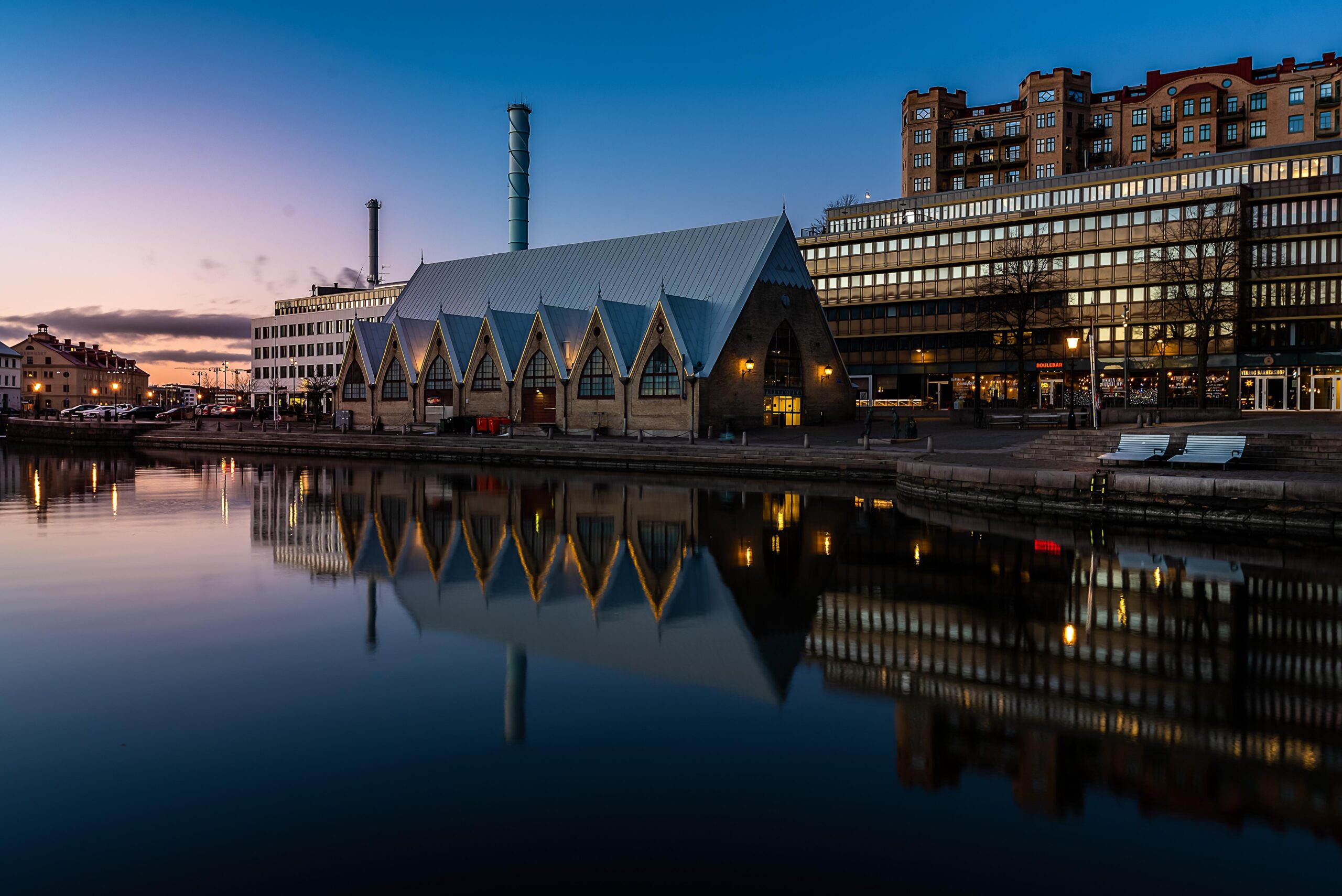 Göteborg – Kanal mit Booten und historischen Gebäuden am Abend, Schweden