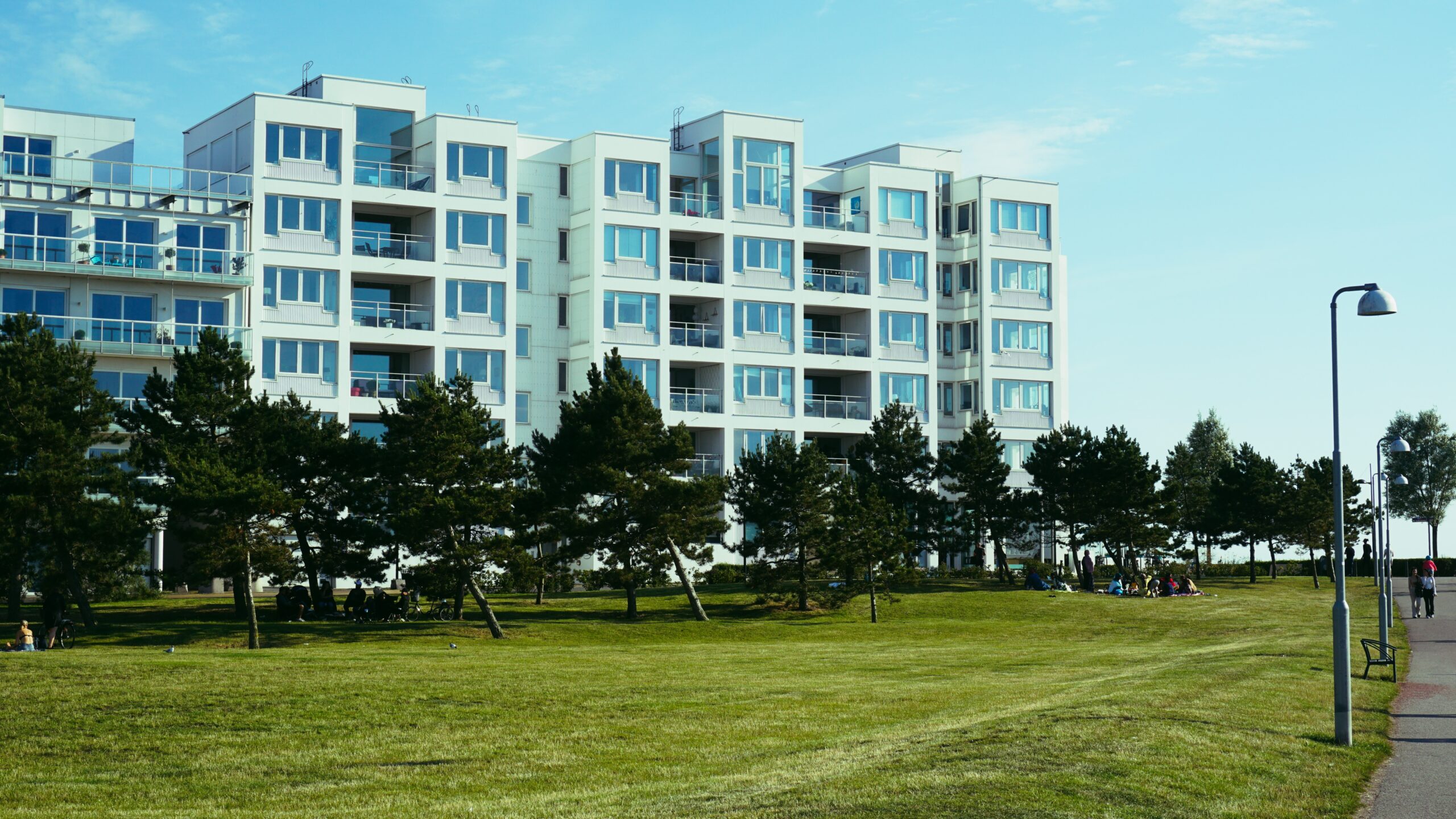 Weißes modernes Wohnhaus in Schweden – Minimalistische Architektur