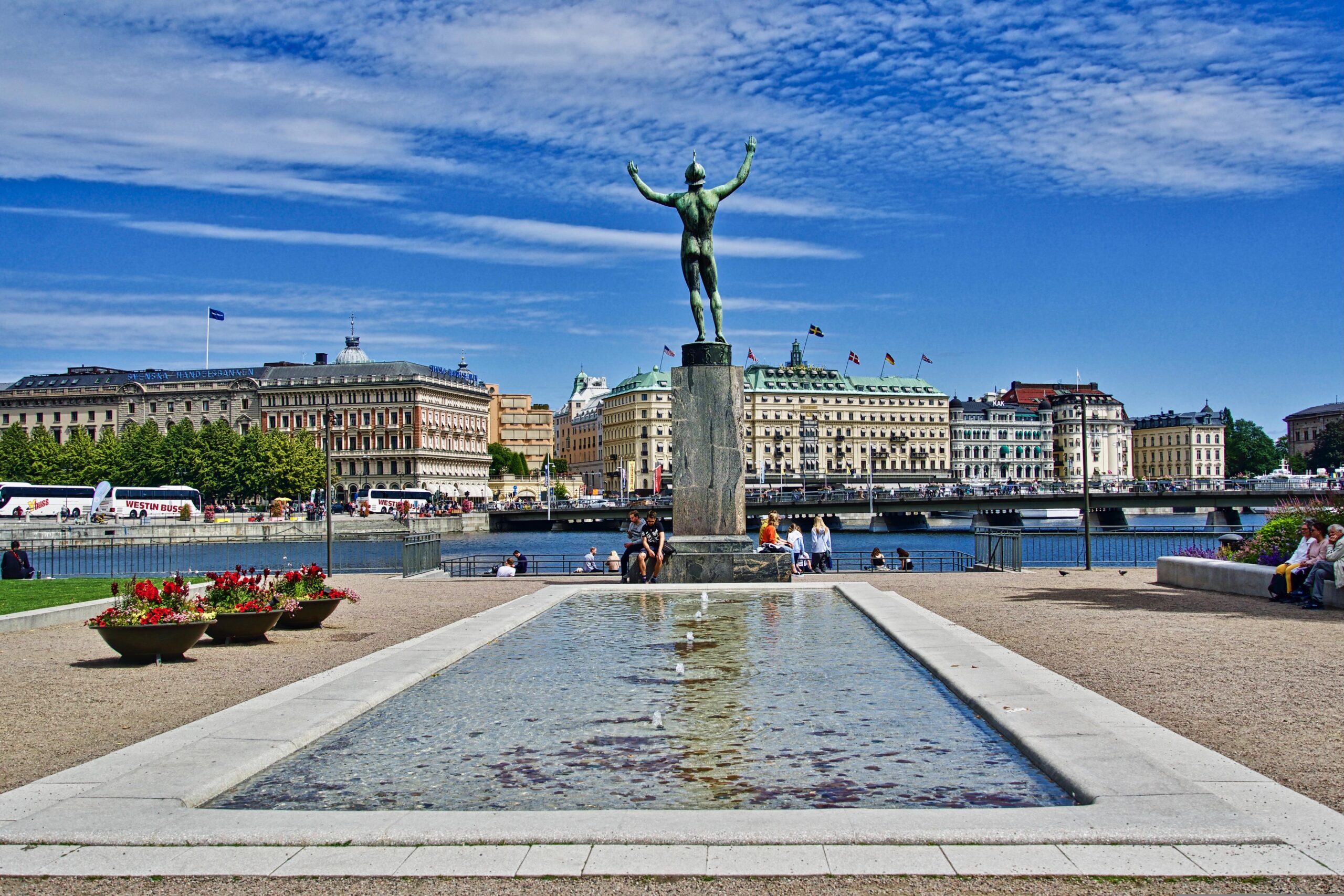 Statue in schwedischem Hafen – Hafenskulptur am Wasser, Schweden