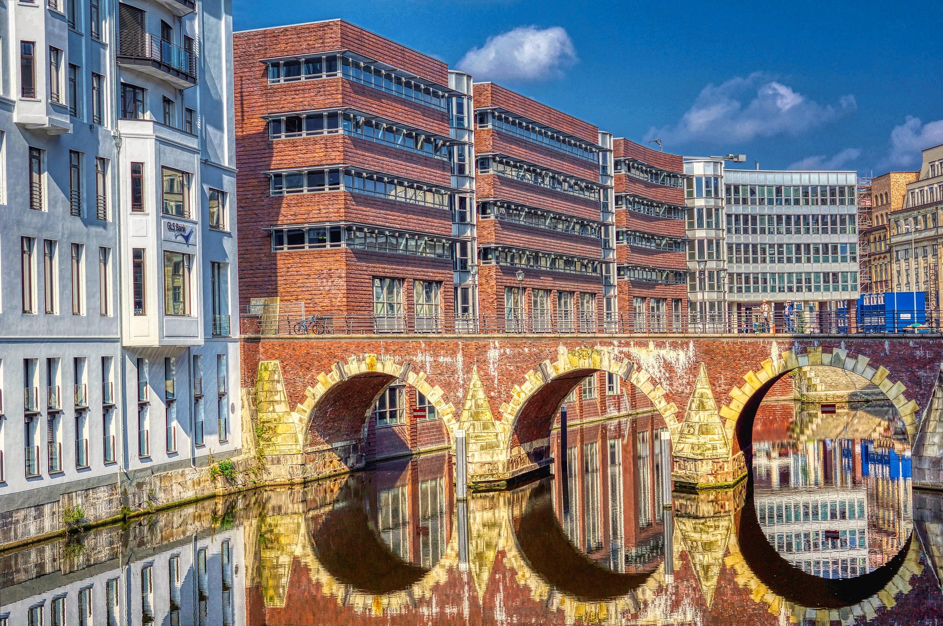 Hamburg – Alte Backsteinbrücke mit Backsteingebäuden, Hamburg, Deutschland