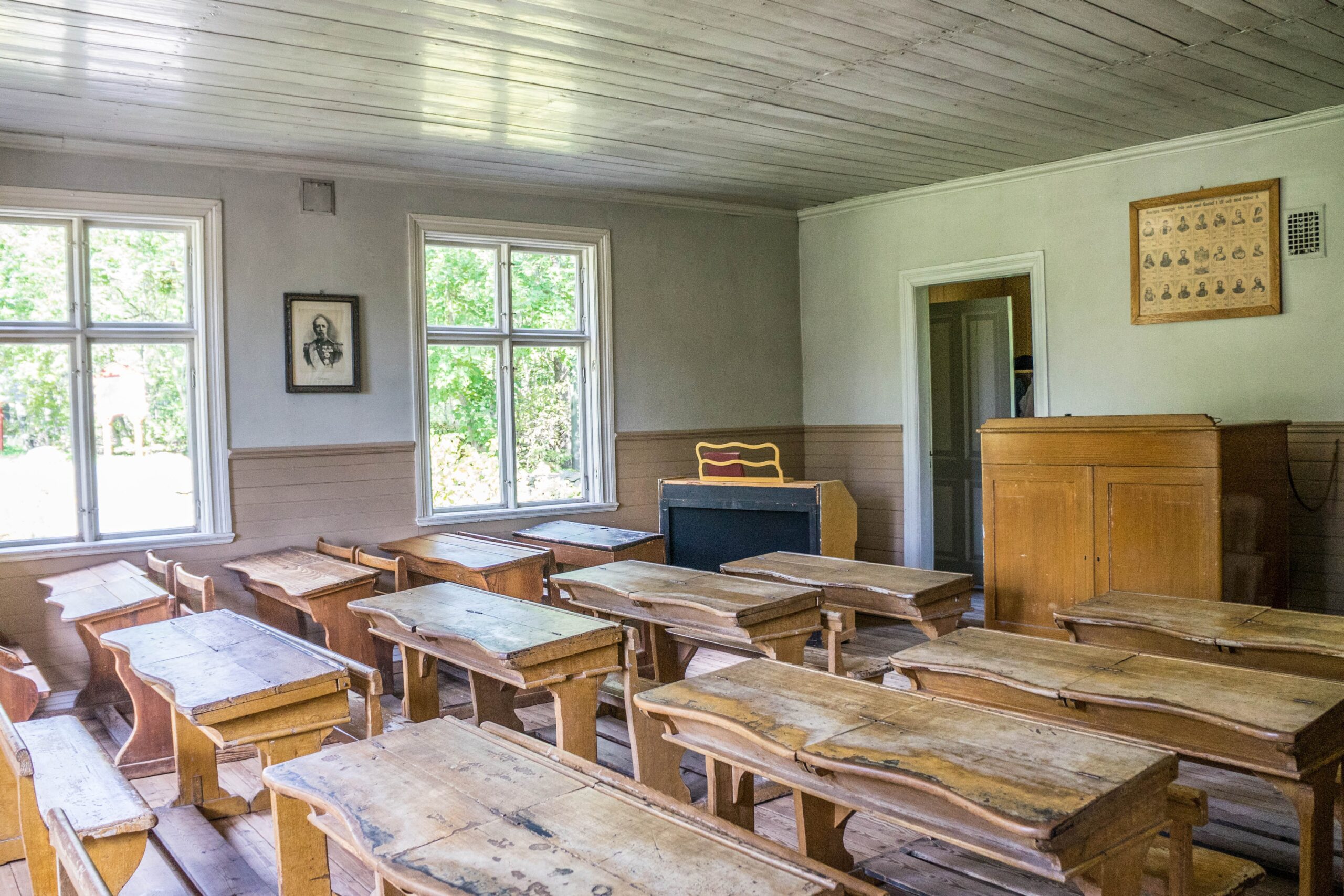 Schweden – Alter Schulklassenraum mit Holzbänken und Wandtafel, Schweden