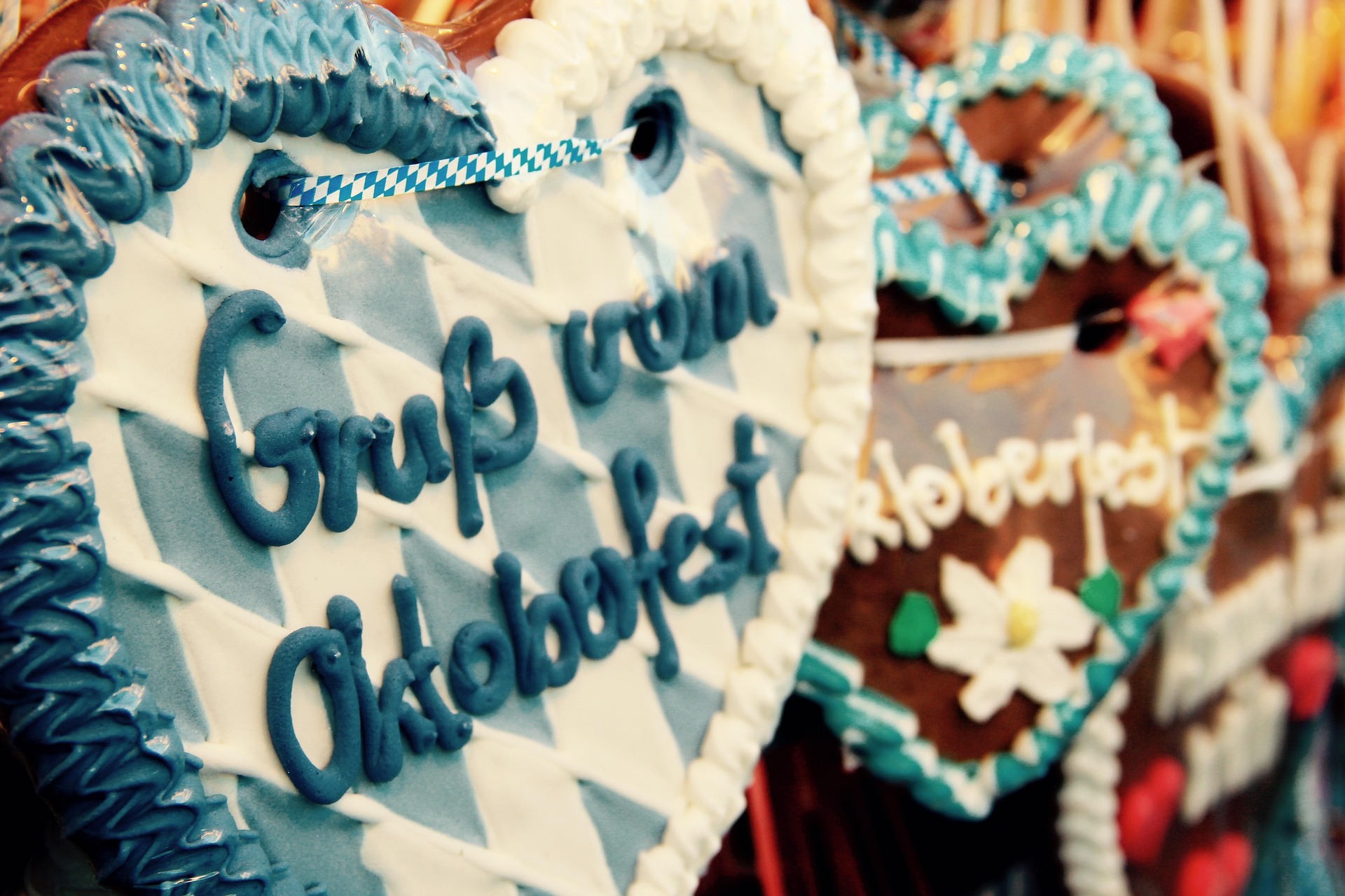 München – Lebkuchen in Herzform mit buntem Verzuckerung auf der Wiesn, Bayern, Deutschland