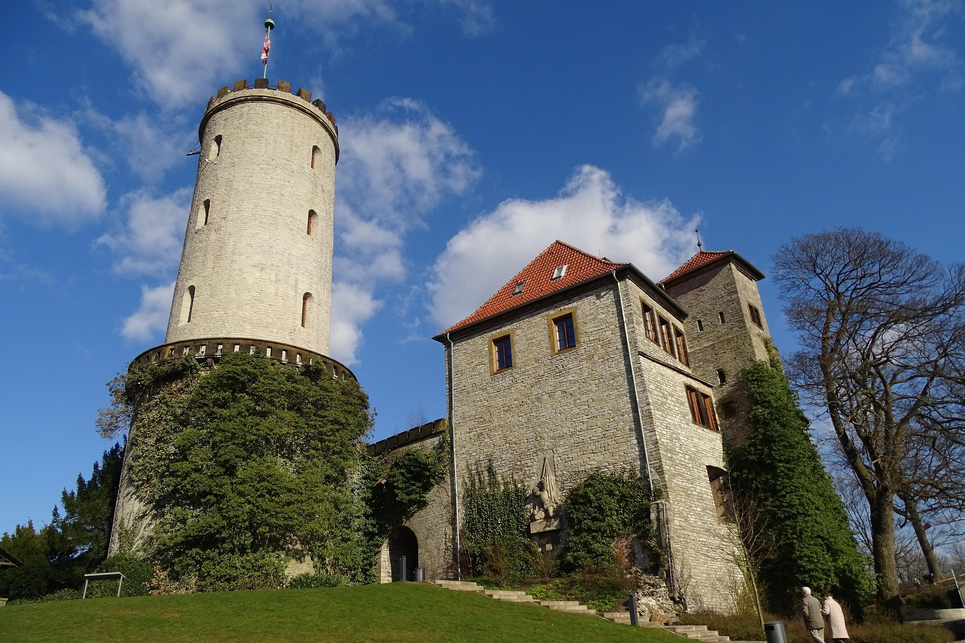 Bielefeld – Sparrenburg, Wahrzeichen der Stadt mit Bergfried und Rondellen, Nordrhein-Westfalen, Deutschland