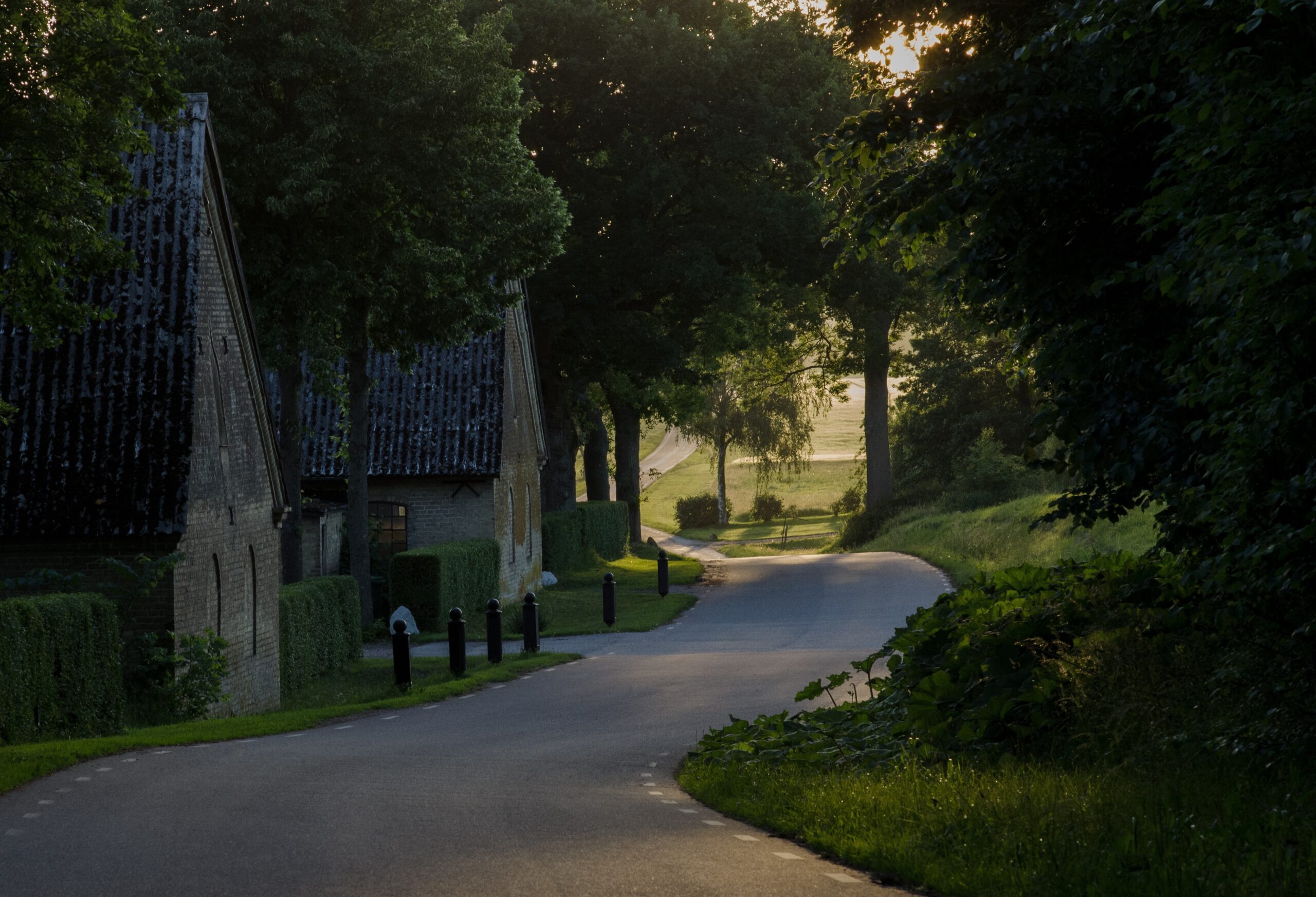 Schonen Schweden – Weg mit alten Steinhäusern in der ländlichen Landschaft, Schweden