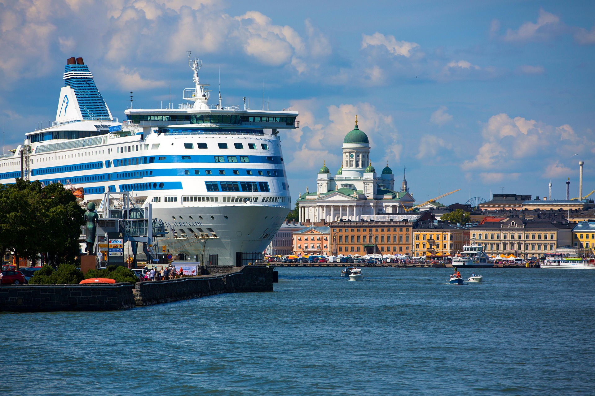 Helsinki Hafen – Blick auf die Kathedrale, Schiffe und Meer in der finnischen Hauptstadt, Finnland