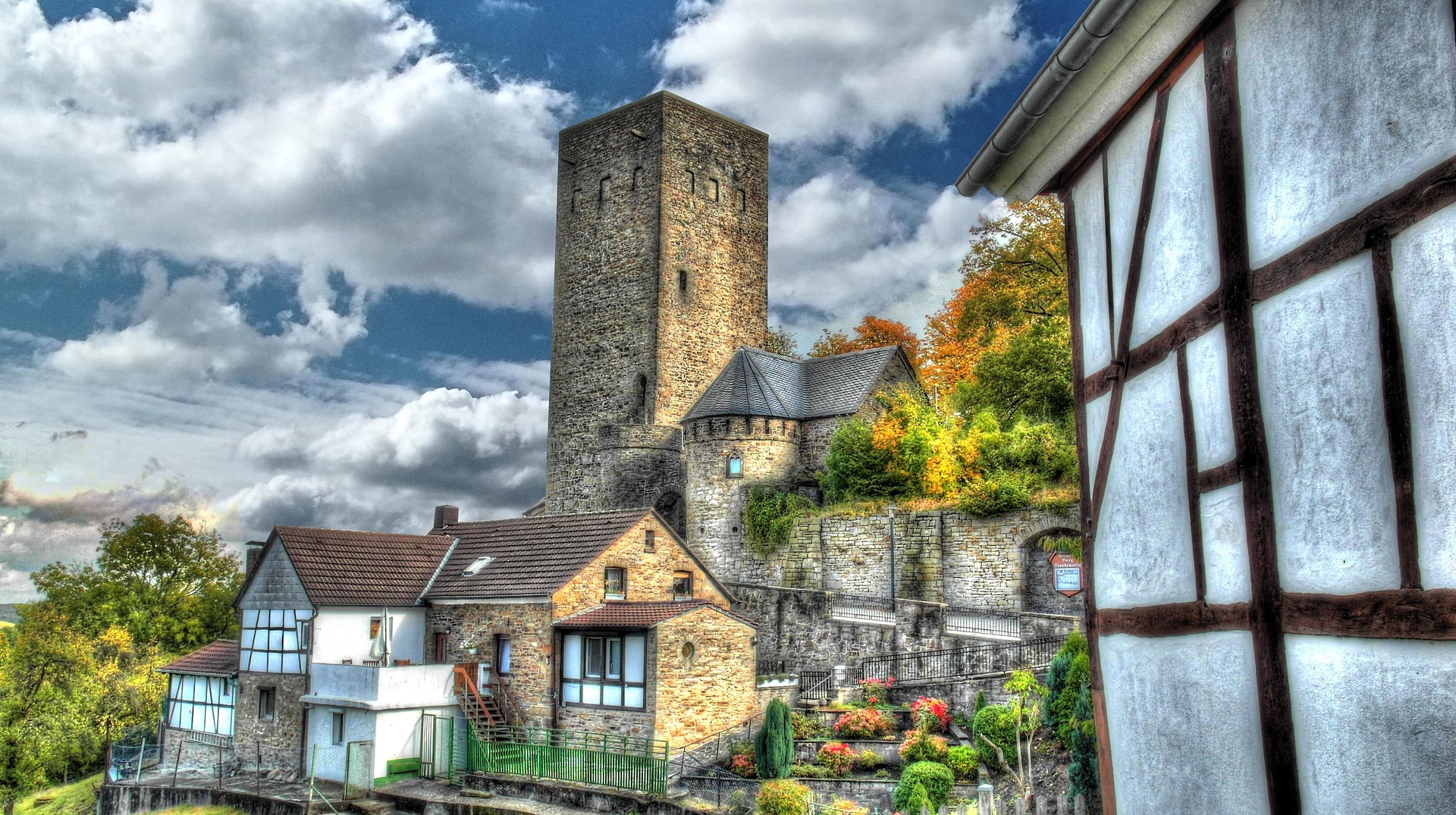 Burg Blankenstein – Die Ruine der hochmittelalterlichen Burg ist ein beliebtes Ausflugsziel mit Gastronomie auf dem Burghof und Panoramablick ins Ruhrtal, Bochum, Deutschland