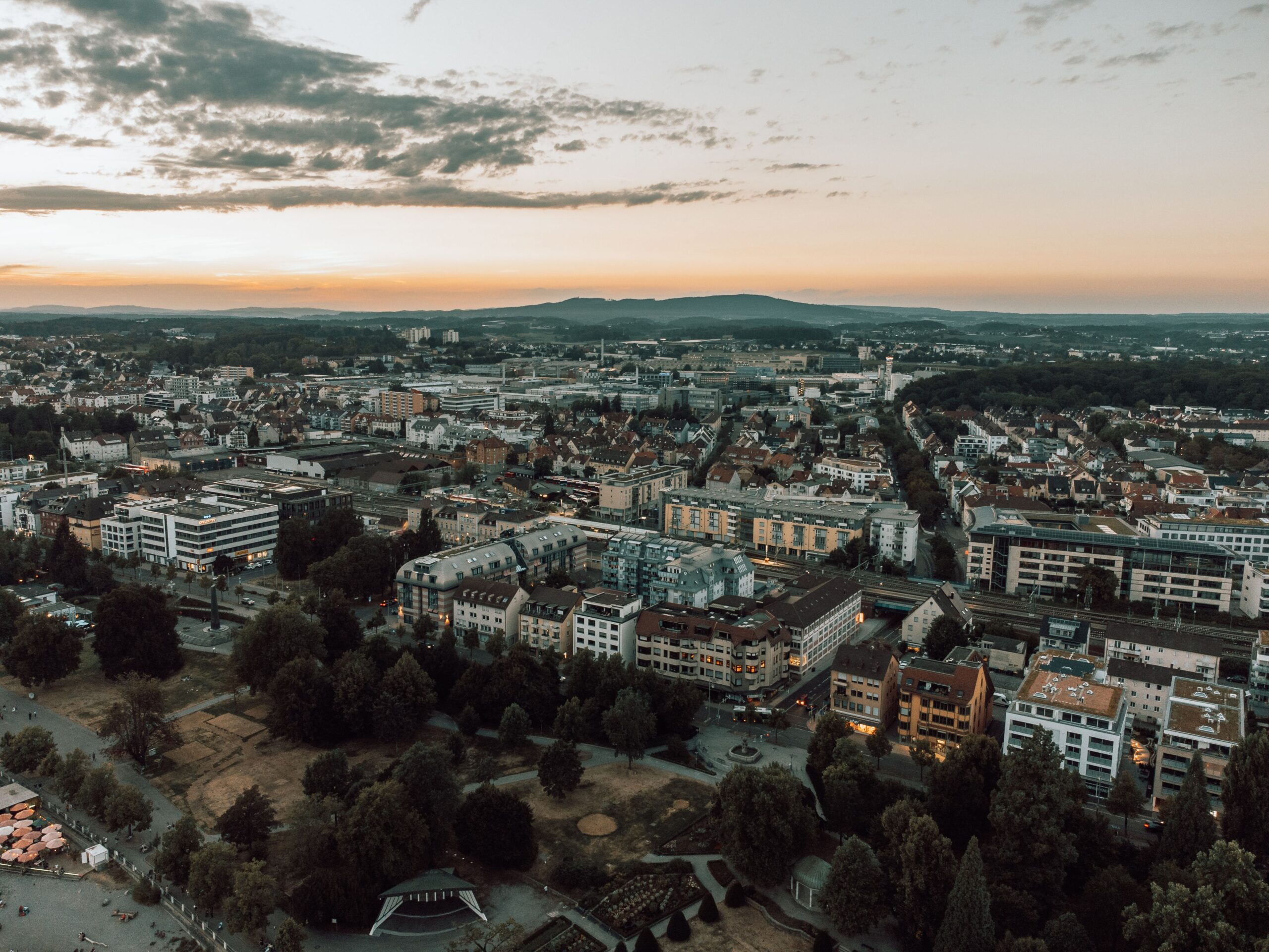 Bielefeld – Panorama aus der Vogelperspektive mit Altstadt und Grünflächen, Nordrhein-Westfalen