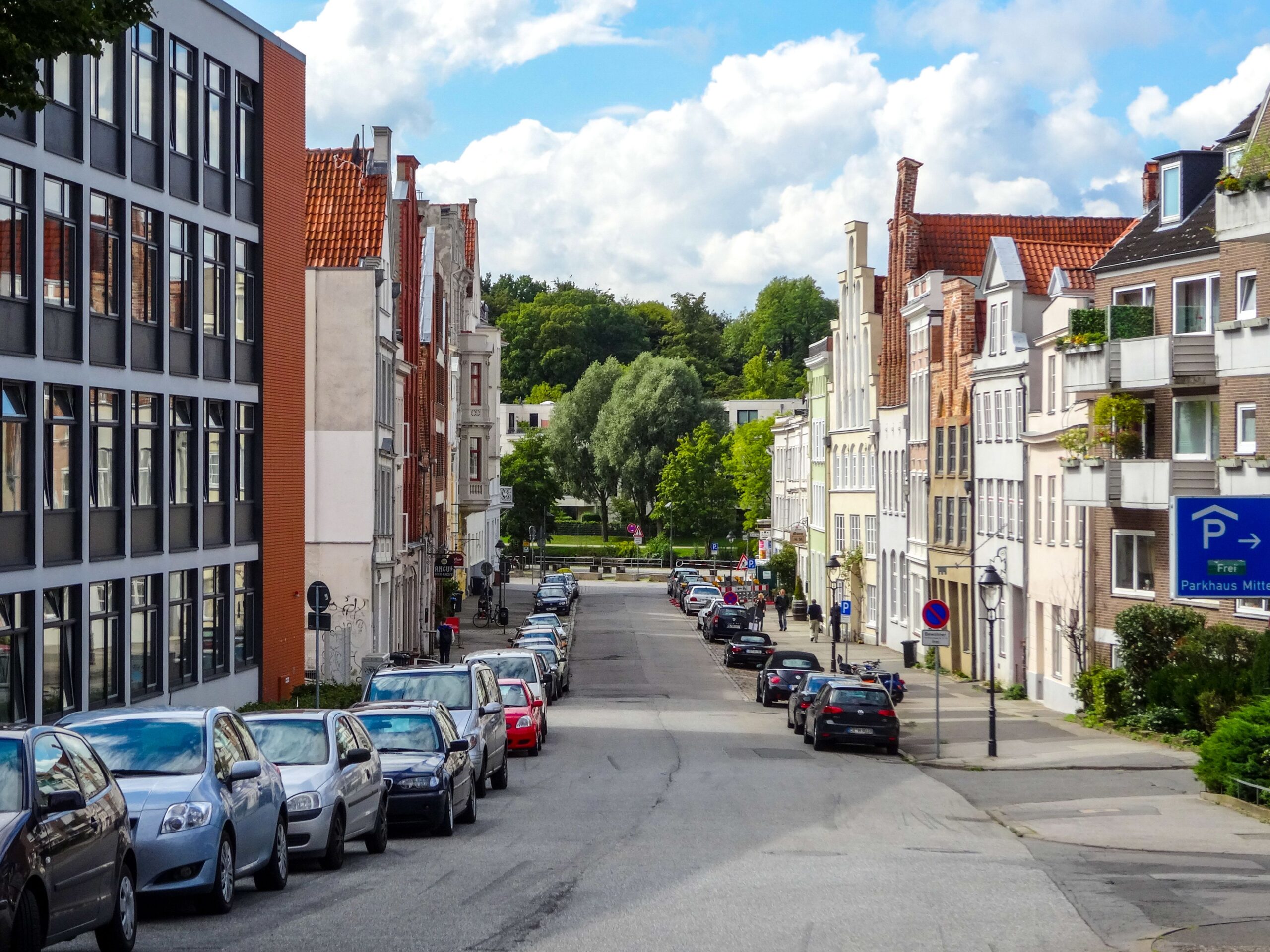 Bielefeld – Altstadtstraße mit Autos und Kopfsteinpflaster, Nordrhein-Westfalen, Deutschland