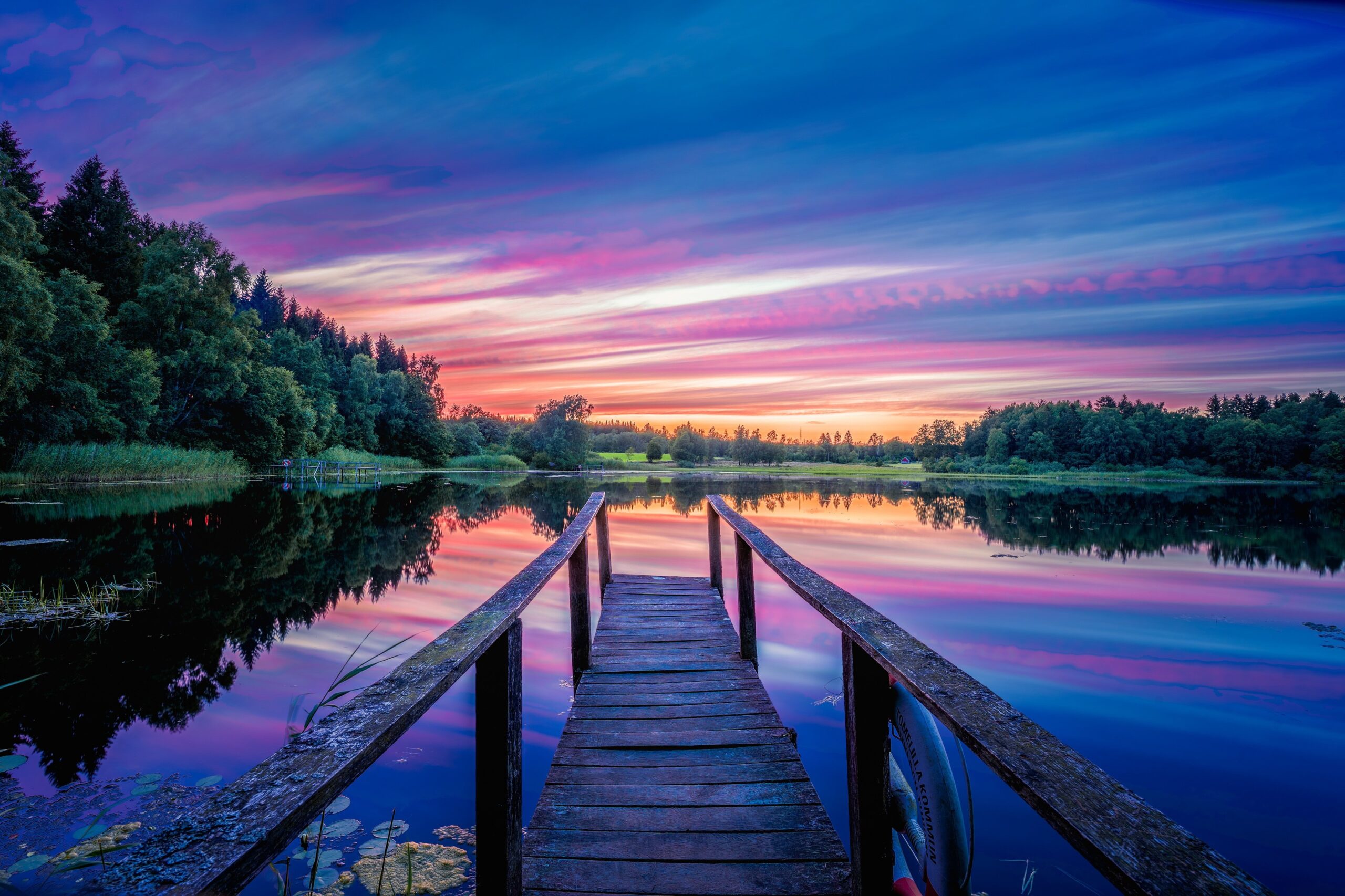 Verkasjön – See mit lila Sonnenuntergang und Naturpanorama, Schweden