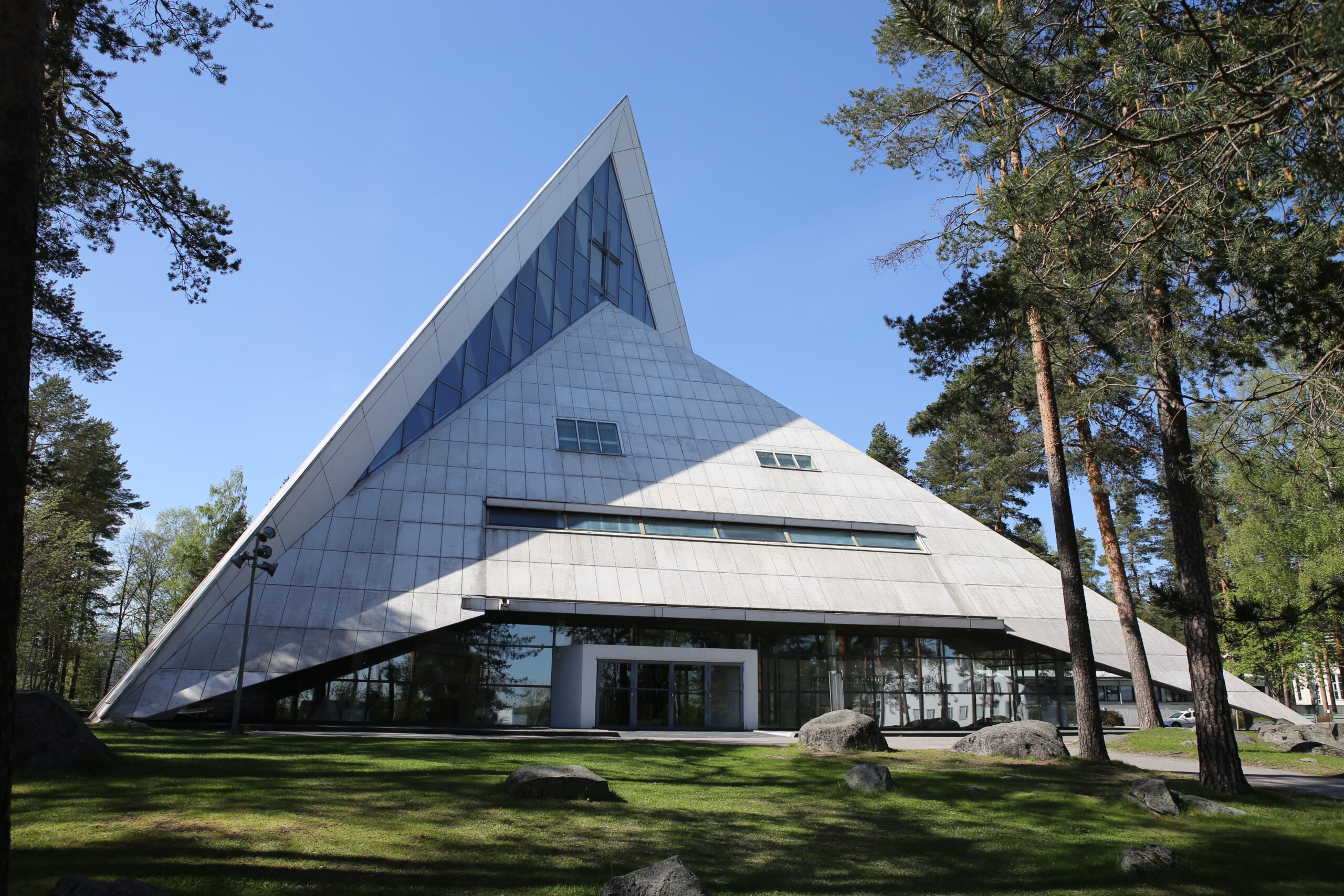Hyvinkää Kirche – Modernistische Pyramiden-Kirche von Aarno Ruusuvuori (1961), Finnland