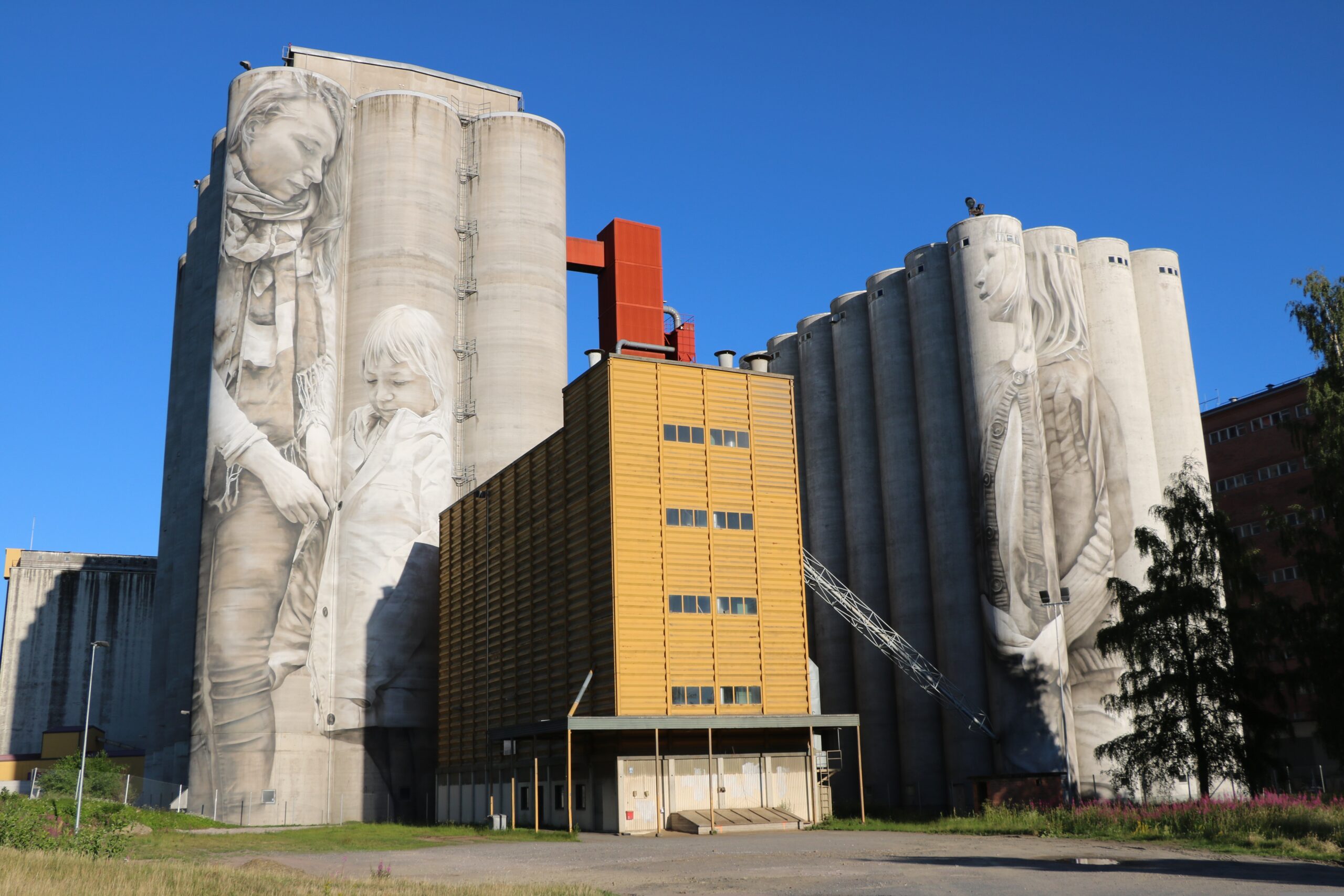 Finnisches Industriegebäude – Großflächiges Wandgemälde auf Backsteinmauer, Finnland