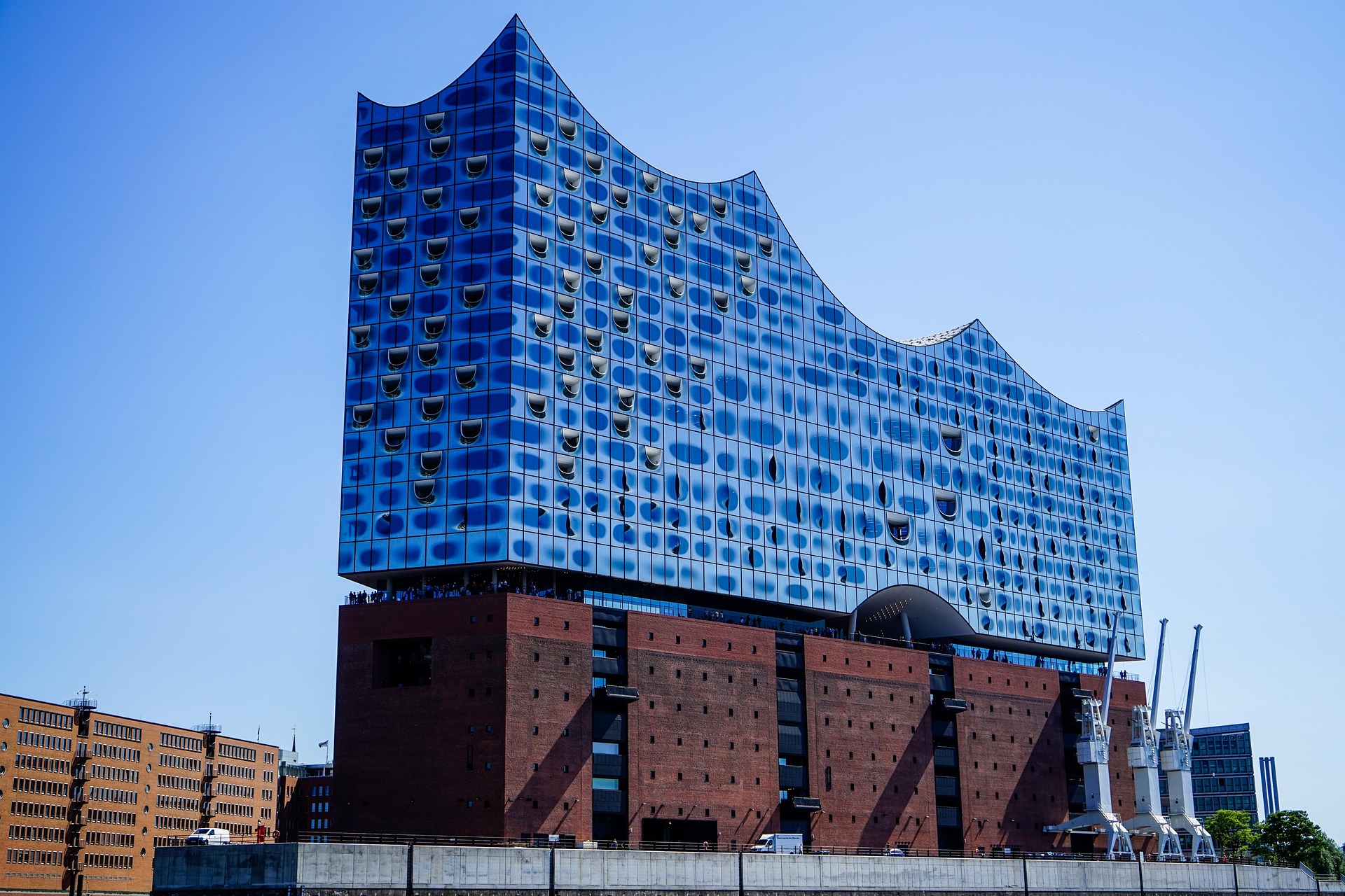 Hamburg – Moderne Elbphilharmonie im Kontrast zu den Landungsbrücken am Hamburger Hafen, Deutschland