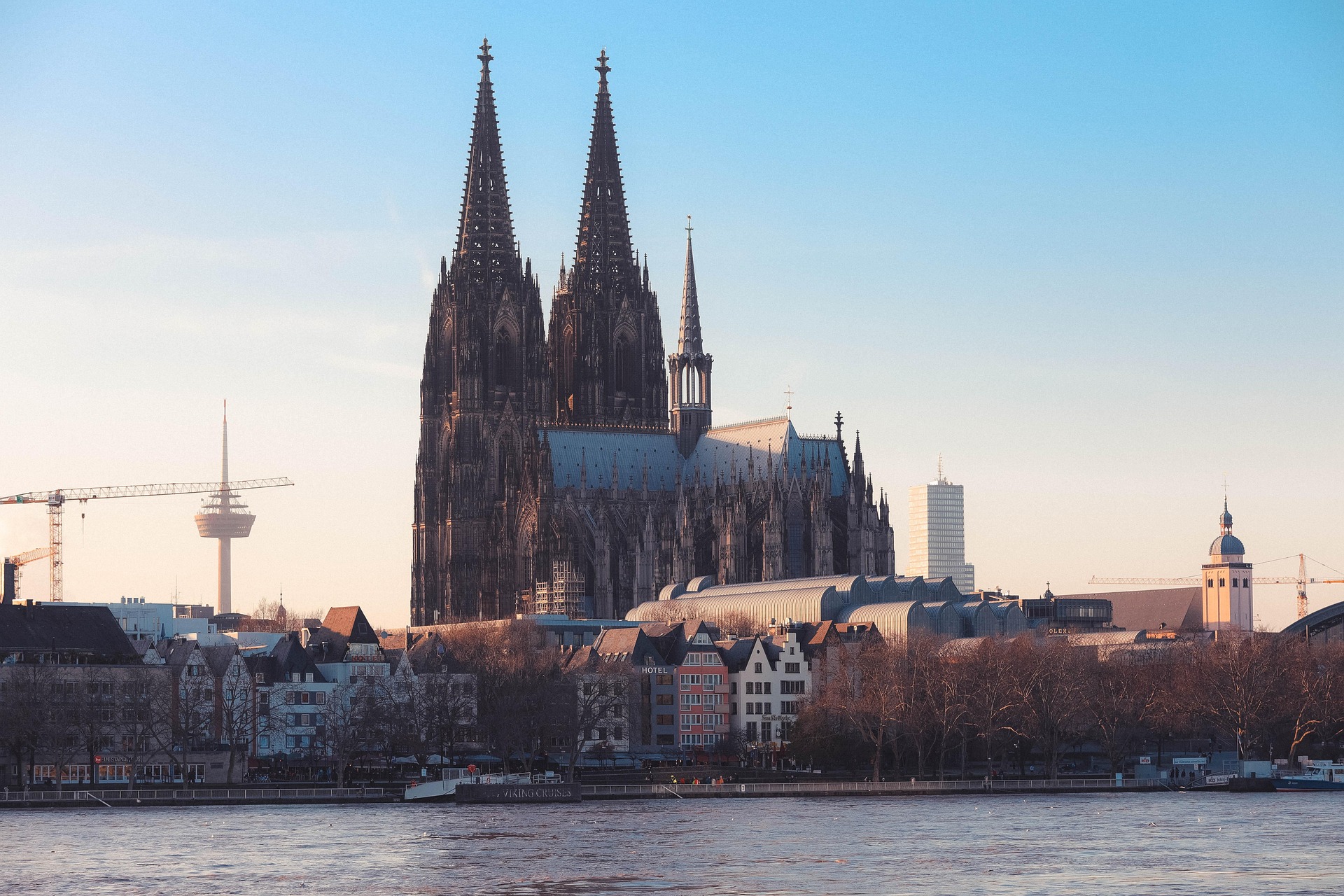 Köln – Abendstimmung am Kölner Dom mit Altstadthäusern, Nordrhein-Westfalen, Deutschland