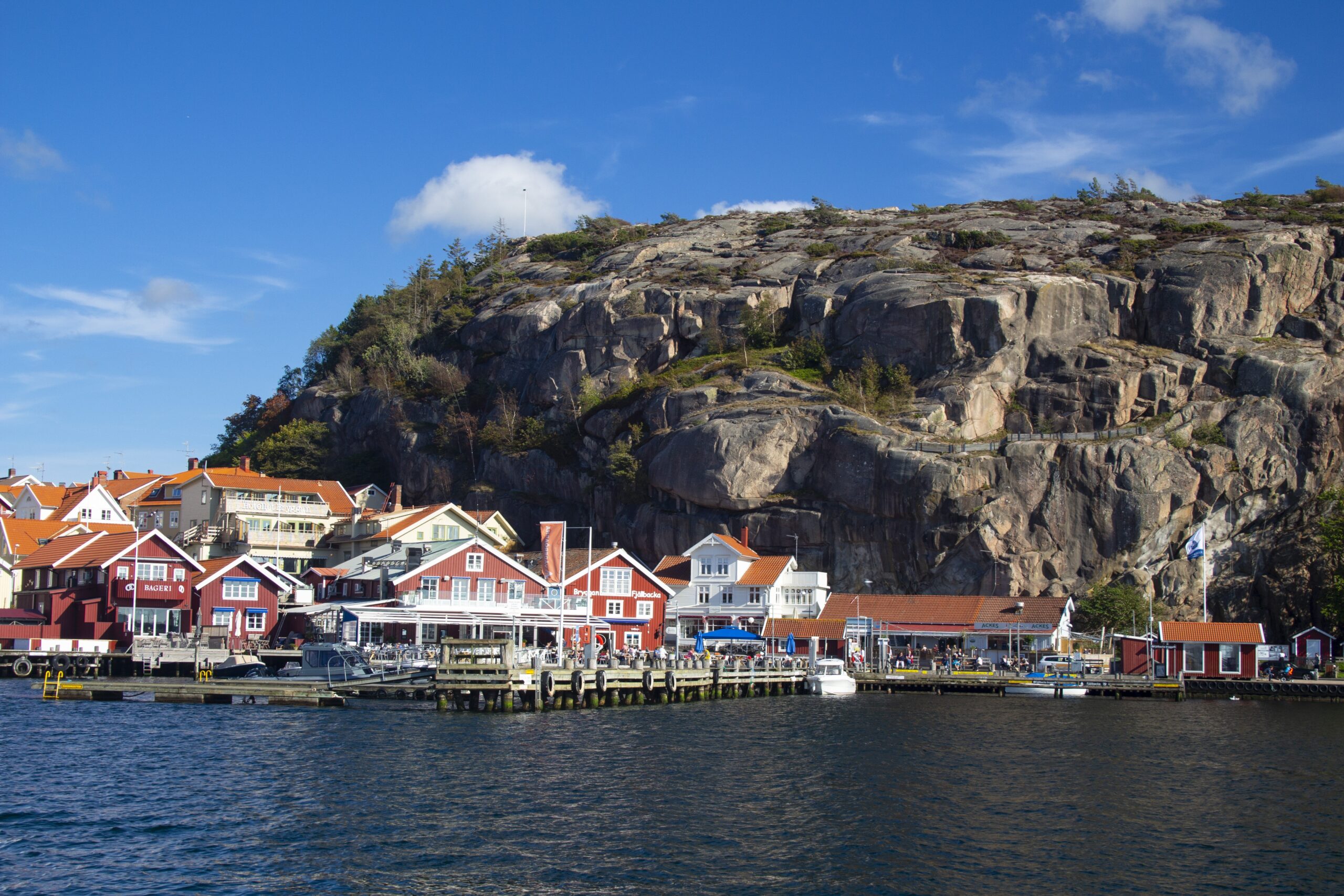 Schwedische Westküste – Rote Holzhäuser auf Felsen am Meer, Schweden
