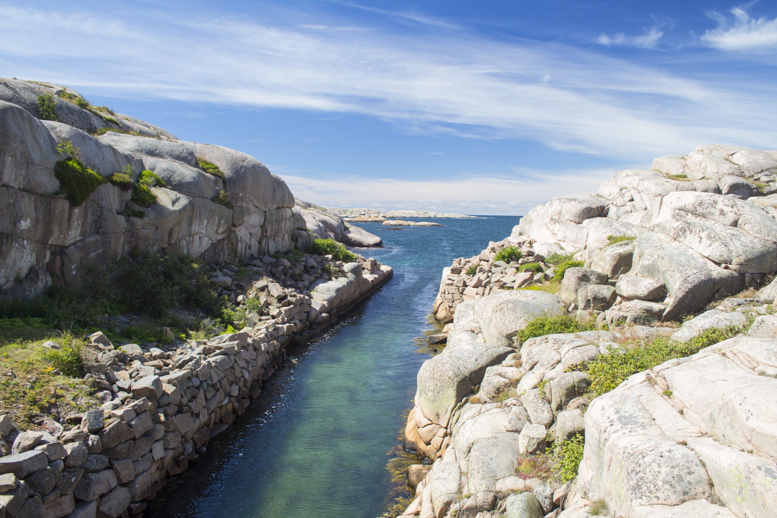Bohuslän – Flusslauf in felsiger Schärenlandschaft, Schweden