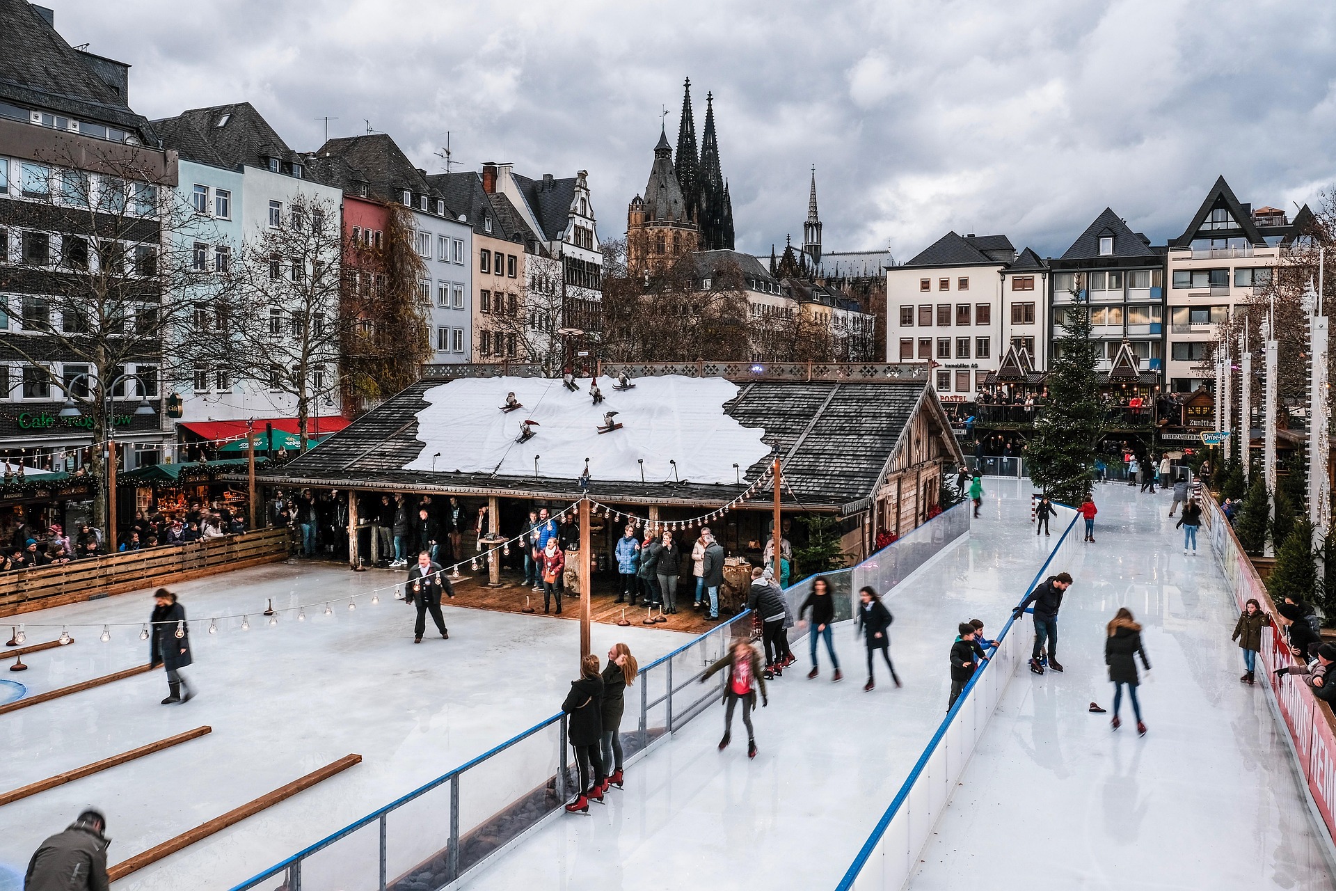Köln – Weihnachtsmarkt am Dom mit Lichterglanz und Eisbahn, Nordrhein-Westfalen, Deutschland