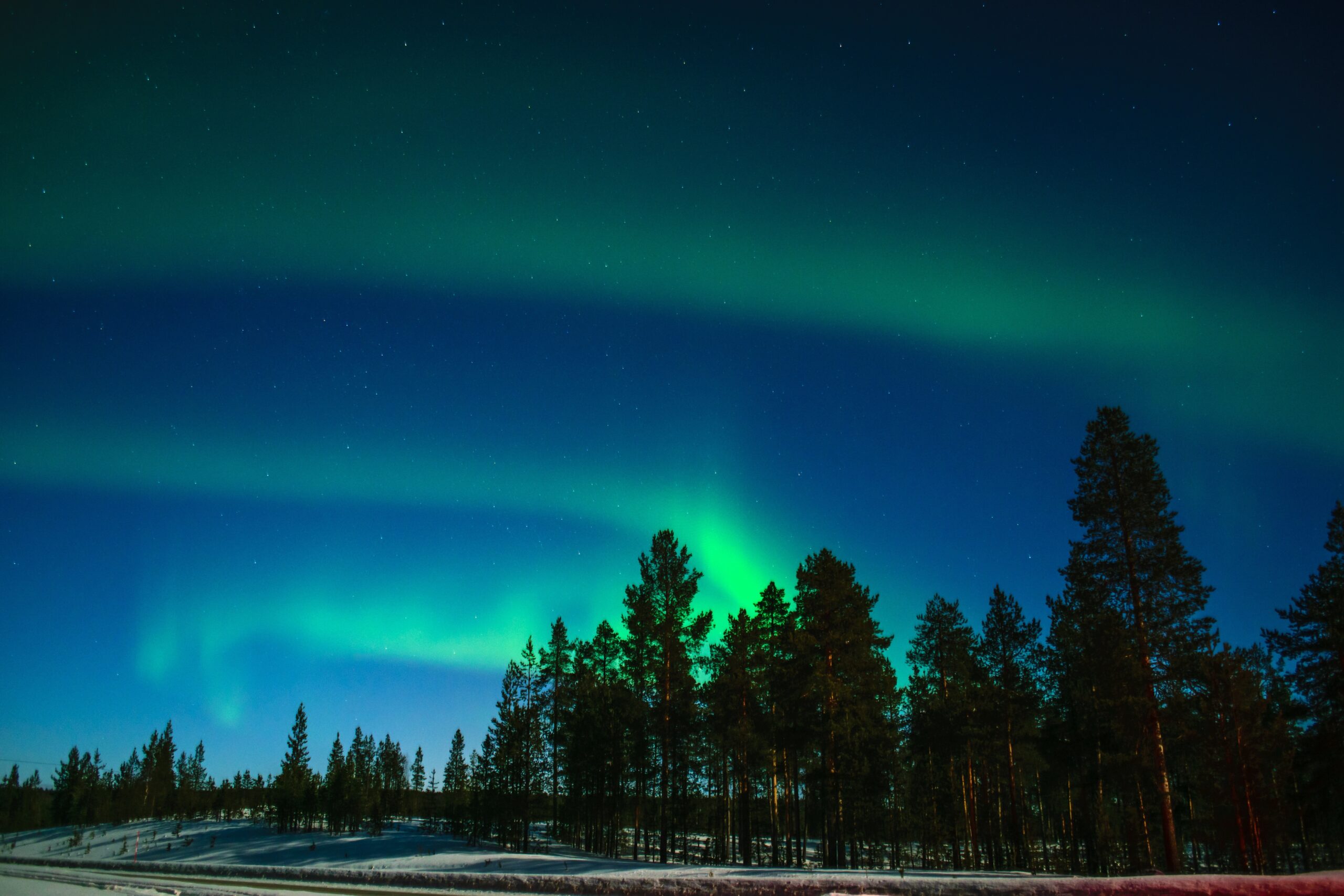 Finnisch-Lappland – Aurora borealis über Tundra und Bergen, Finnland