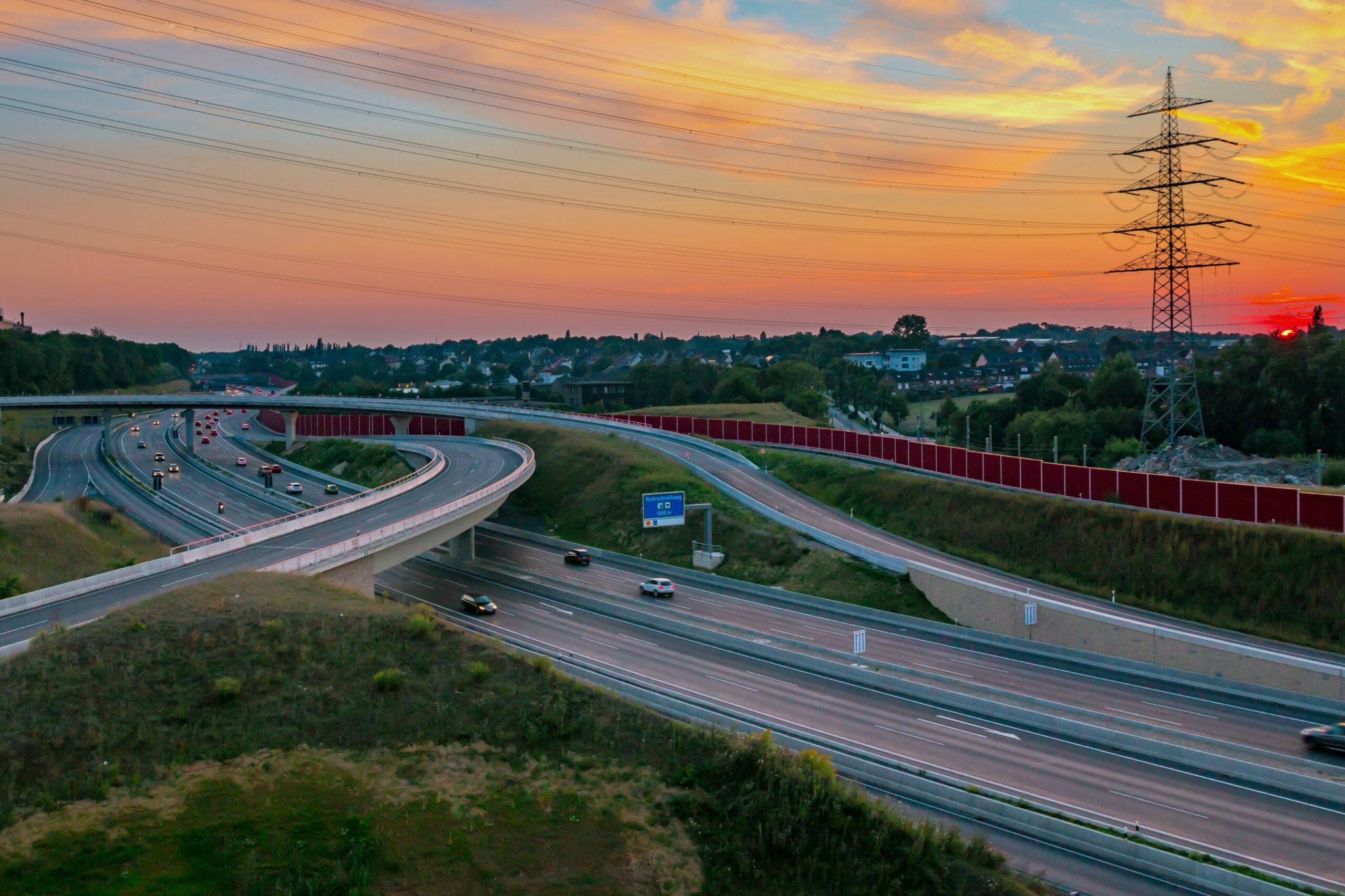 Bochum – Autobahn bei Sonnenuntergang mit warmem Licht, Nordrhein-Westfalen, Deutschland